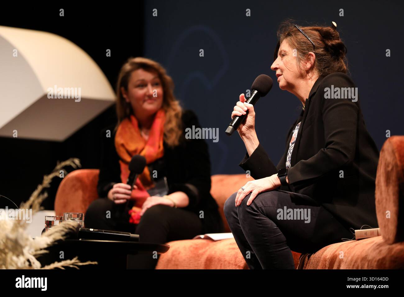 Krakau, Polen. Oktober 2025. Carole Martinez, eine französische Schriftstellerin und Preisträgerin für ihren Roman „Dors Ton sommeil de brute“, nimmt am 25. Oktober 2025 an der Verleihung des Goncourt-Preises beim Conrad Festival im Malopolska Garden of Arts in Krakau, Polen, Teil. Das Conrad Festival ist das größte internationale literarische Ereignis in Polen und eines der größten in Europa. Das diesjährige Festivalthema lautet „Radical Hope“. Der Conrad-Preis wird seit 2015 für das beste Prosadebüt vergeben. (Foto: Klaudia Radecka/NurPhoto) Credit: NurPhoto SRL/Alamy Live News Stockfoto