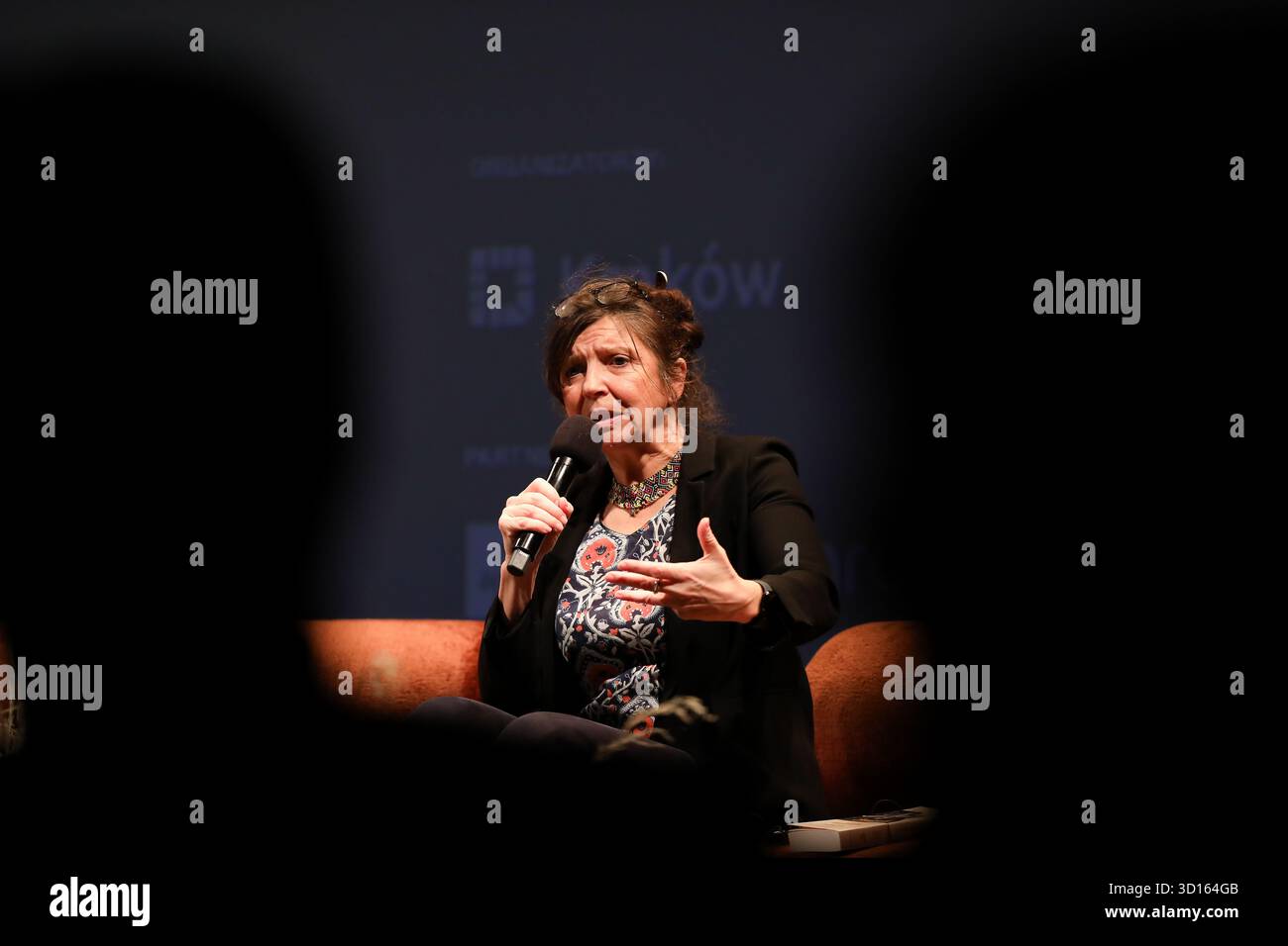 Krakau, Polen. Oktober 2025. Carole Martinez, eine französische Schriftstellerin und Preisträgerin für ihren Roman „Dors Ton sommeil de brute“, nimmt am 25. Oktober 2025 an der Verleihung des Goncourt-Preises beim Conrad Festival im Malopolska Garden of Arts in Krakau, Polen, Teil. Das Conrad Festival ist das größte internationale literarische Ereignis in Polen und eines der größten in Europa. Das diesjährige Festivalthema lautet „Radical Hope“. Der Conrad-Preis wird seit 2015 für das beste Prosadebüt vergeben. (Foto: Klaudia Radecka/NurPhoto) Credit: NurPhoto SRL/Alamy Live News Stockfoto