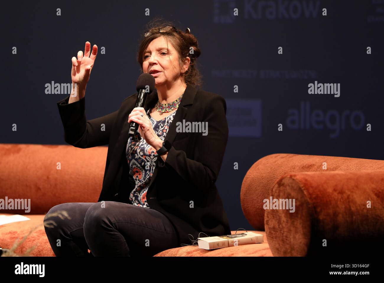 Krakau, Polen. Oktober 2025. Carole Martinez, eine französische Schriftstellerin und Preisträgerin für ihren Roman „Dors Ton sommeil de brute“, nimmt am 25. Oktober 2025 an der Verleihung des Goncourt-Preises beim Conrad Festival im Malopolska Garden of Arts in Krakau, Polen, Teil. Das Conrad Festival ist das größte internationale literarische Ereignis in Polen und eines der größten in Europa. Das diesjährige Festivalthema lautet „Radical Hope“. Der Conrad-Preis wird seit 2015 für das beste Prosadebüt vergeben. (Foto: Klaudia Radecka/NurPhoto) Credit: NurPhoto SRL/Alamy Live News Stockfoto