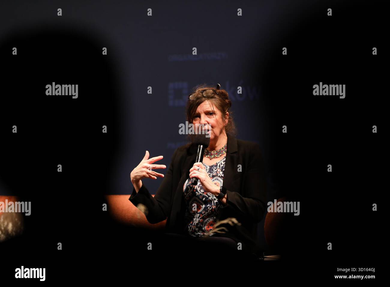 Krakau, Polen. Oktober 2025. Carole Martinez, eine französische Schriftstellerin und Preisträgerin für ihren Roman „Dors Ton sommeil de brute“, nimmt am 25. Oktober 2025 an der Verleihung des Goncourt-Preises beim Conrad Festival im Malopolska Garden of Arts in Krakau, Polen, Teil. Das Conrad Festival ist das größte internationale literarische Ereignis in Polen und eines der größten in Europa. Das diesjährige Festivalthema lautet „Radical Hope“. Der Conrad-Preis wird seit 2015 für das beste Prosadebüt vergeben. (Foto: Klaudia Radecka/NurPhoto) Credit: NurPhoto SRL/Alamy Live News Stockfoto