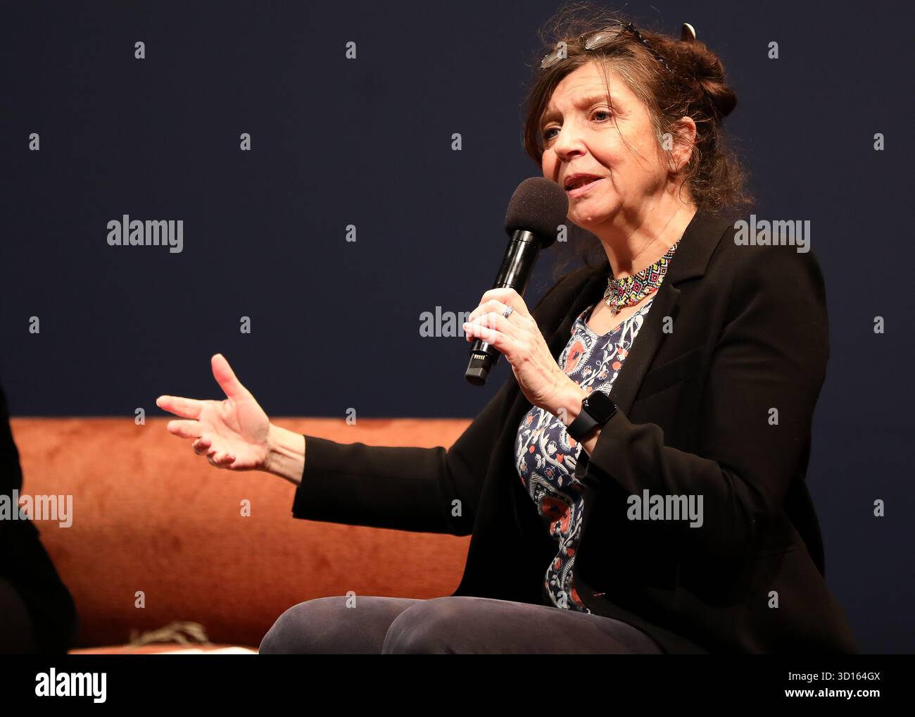 Krakau, Polen. Oktober 2025. Carole Martinez, eine französische Schriftstellerin und Preisträgerin für ihren Roman „Dors Ton sommeil de brute“, nimmt am 25. Oktober 2025 an der Verleihung des Goncourt-Preises beim Conrad Festival im Malopolska Garden of Arts in Krakau, Polen, Teil. Das Conrad Festival ist das größte internationale literarische Ereignis in Polen und eines der größten in Europa. Das diesjährige Festivalthema lautet „Radical Hope“. Der Conrad-Preis wird seit 2015 für das beste Prosadebüt vergeben. (Foto: Klaudia Radecka/NurPhoto) Credit: NurPhoto SRL/Alamy Live News Stockfoto