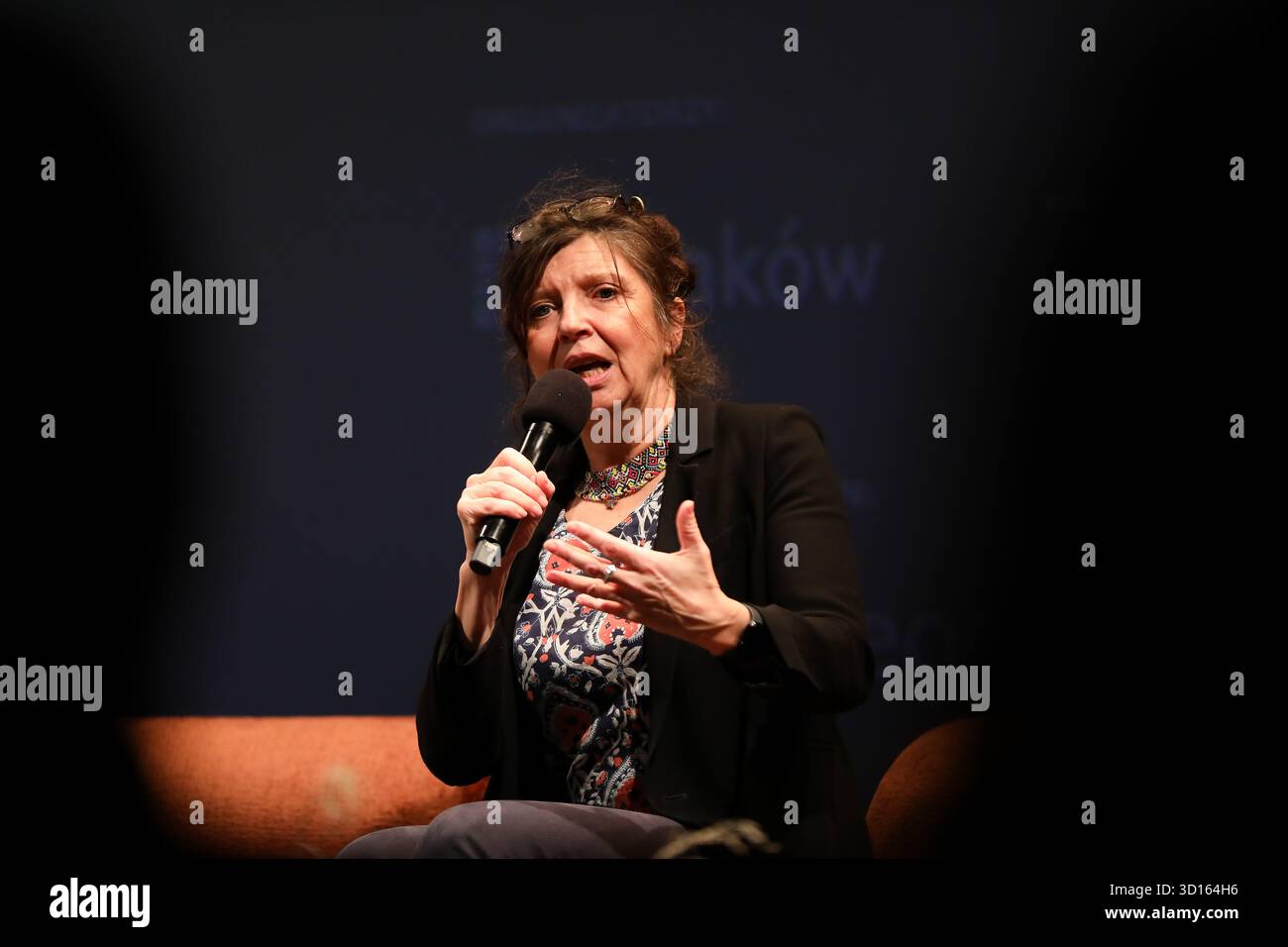 Krakau, Polen. Oktober 2025. Carole Martinez, eine französische Schriftstellerin und Preisträgerin für ihren Roman „Dors Ton sommeil de brute“, nimmt am 25. Oktober 2025 an der Verleihung des Goncourt-Preises beim Conrad Festival im Malopolska Garden of Arts in Krakau, Polen, Teil. Das Conrad Festival ist das größte internationale literarische Ereignis in Polen und eines der größten in Europa. Das diesjährige Festivalthema lautet „Radical Hope“. Der Conrad-Preis wird seit 2015 für das beste Prosadebüt vergeben. (Foto: Klaudia Radecka/NurPhoto) Credit: NurPhoto SRL/Alamy Live News Stockfoto