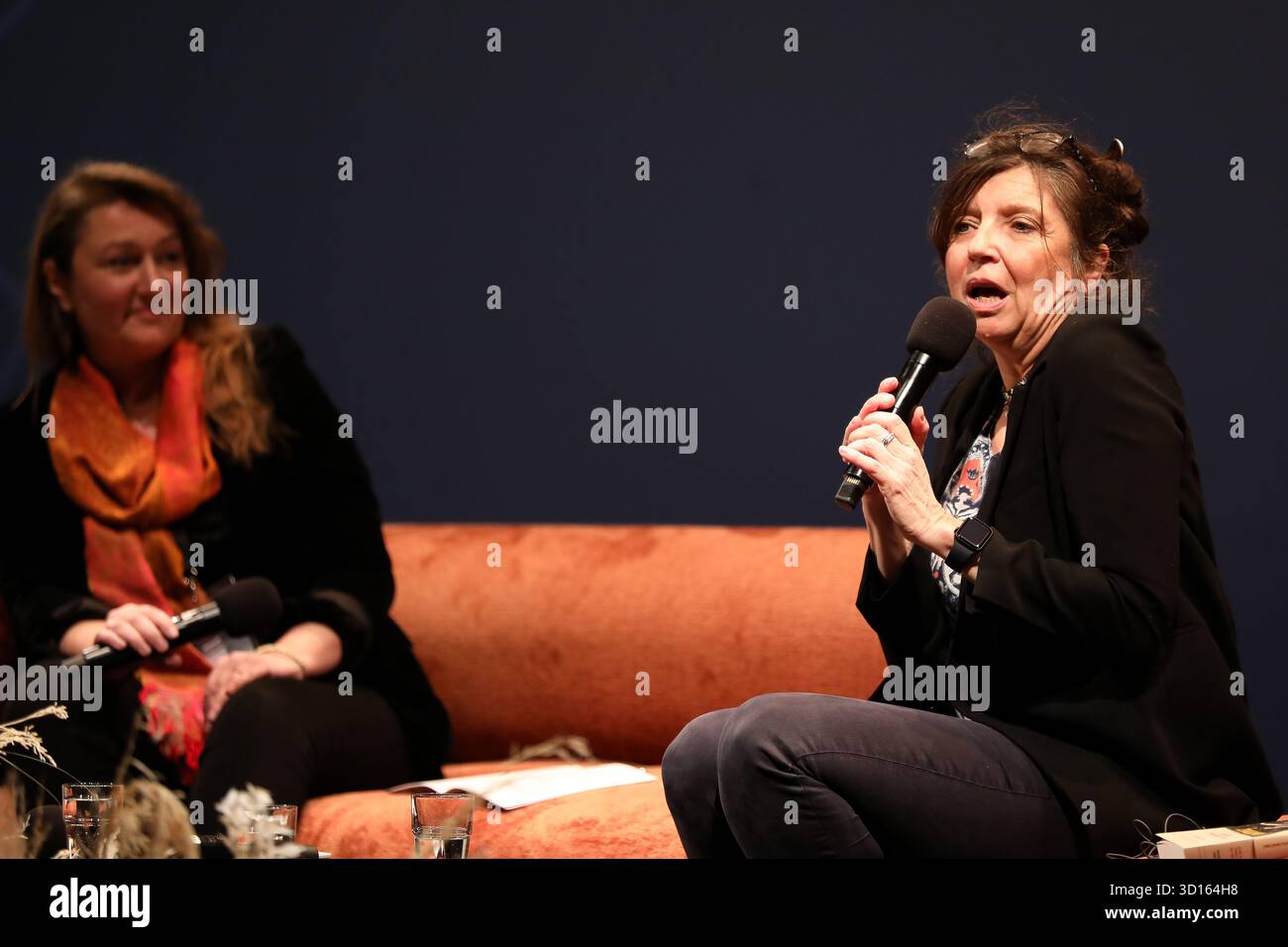 Krakau, Polen. Oktober 2025. Carole Martinez, eine französische Schriftstellerin und Preisträgerin für ihren Roman „Dors Ton sommeil de brute“, nimmt am 25. Oktober 2025 an der Verleihung des Goncourt-Preises beim Conrad Festival im Malopolska Garden of Arts in Krakau, Polen, Teil. Das Conrad Festival ist das größte internationale literarische Ereignis in Polen und eines der größten in Europa. Das diesjährige Festivalthema lautet „Radical Hope“. Der Conrad-Preis wird seit 2015 für das beste Prosadebüt vergeben. (Foto: Klaudia Radecka/NurPhoto) Credit: NurPhoto SRL/Alamy Live News Stockfoto