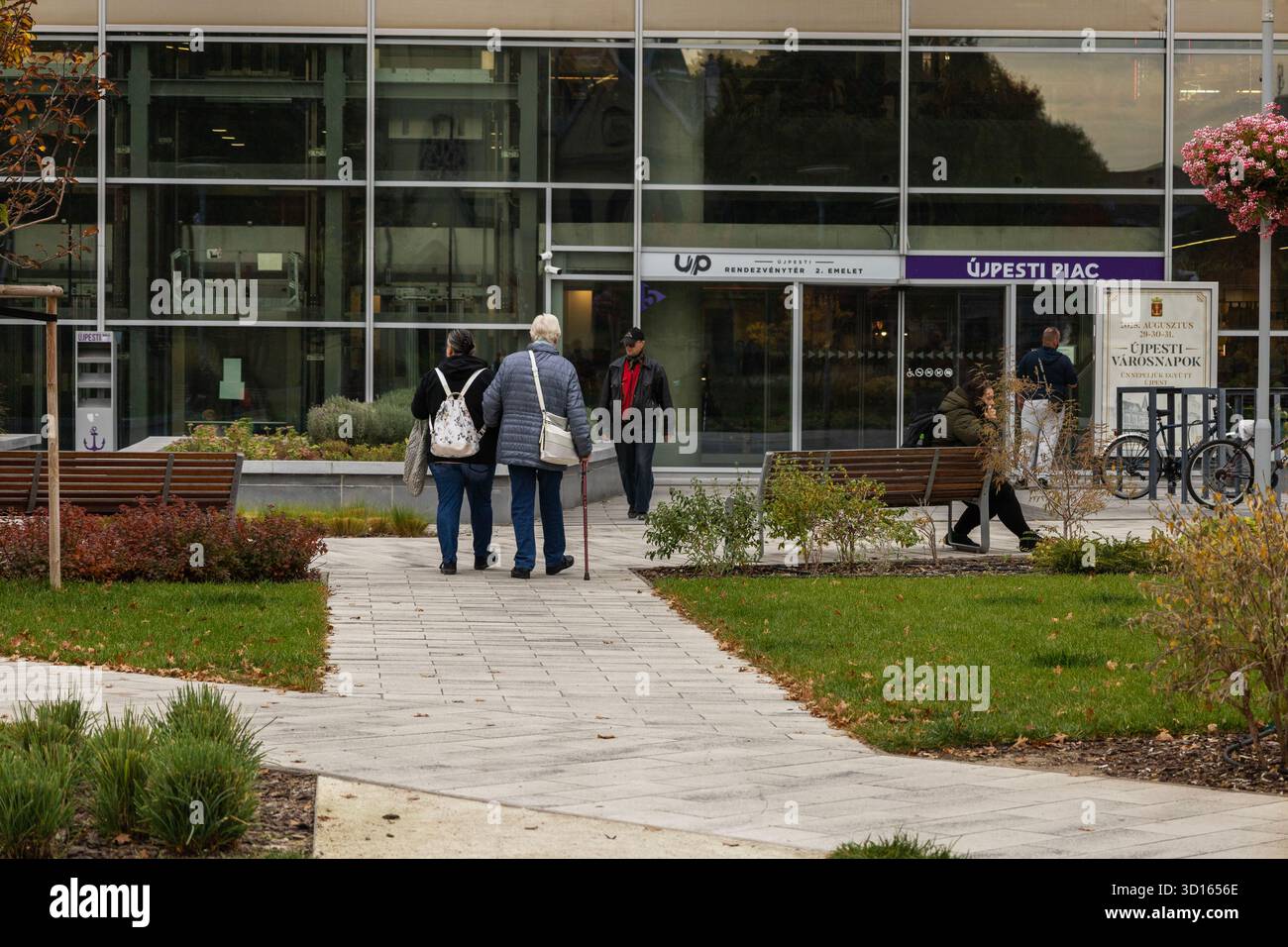 Älteres Ehepaar läuft im Herbst in Richtung Újpest Markt, Budapest, Ungarn Stockfoto