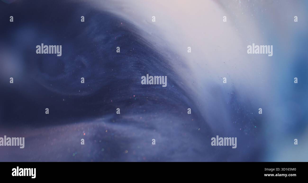 Unschärfe Tinte Wasser. Farbmischung. Defokussierte blaue lila Glitter chemische Flüssigkeit schwimmt auf abstrakter Kunst kreativer Acryl Bokeh Hintergrund. Stockfoto