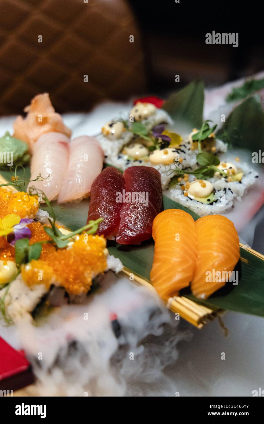 Sushi-Boot mit Trockeneis-Rauchpräsentation, Gura Gura, Covent Garden, London, England Stockfoto
