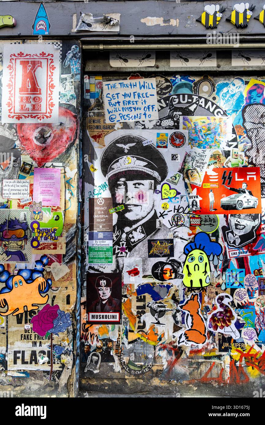 Politische Straßenkunst von Elon Musk in deutscher Uniform, Brick Lane, London, England Stockfoto
