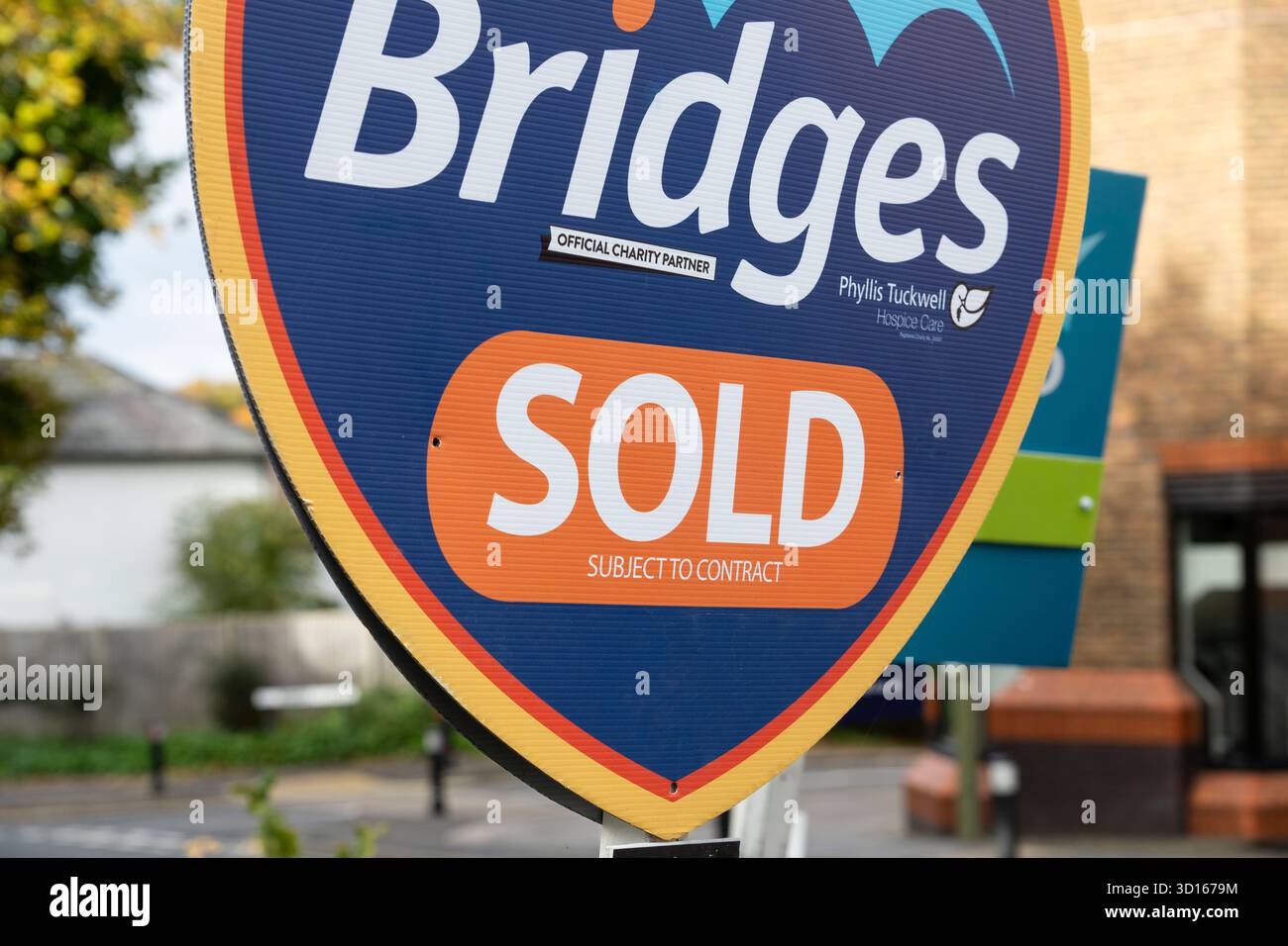 Verkauftes Grundstücksschild von Bridges Immobilienmakler in Basingstoke, England. Konzept: Wohnungsverkauf, Hypothekenzinsen, Wohnungsmarkt, Immobilienverkauf, Zinssätze Stockfoto