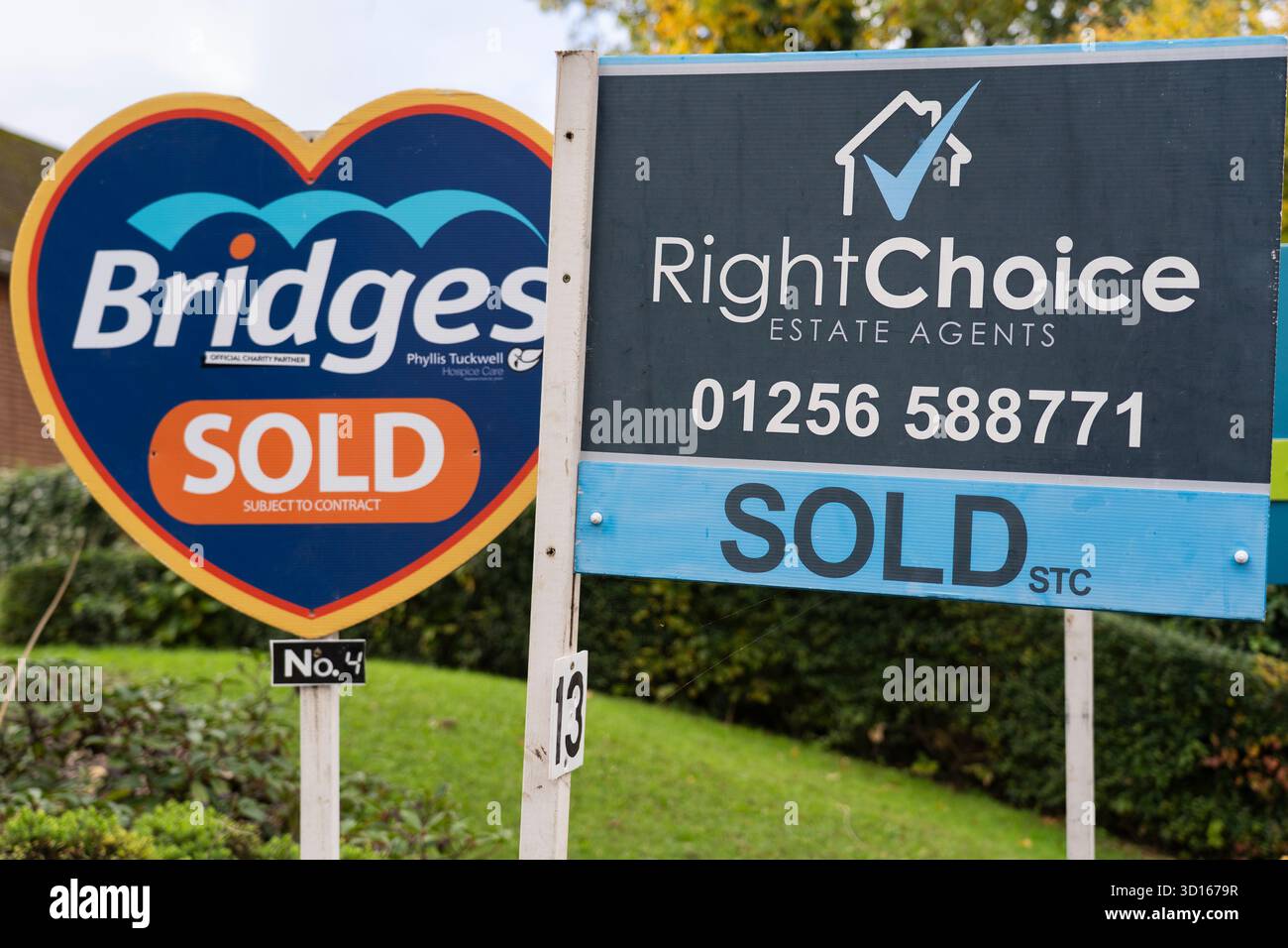 Verkauftes Schild von Bridges & RightChoice Immobilienmaklern in Basingstoke, Großbritannien. Konzept: Verkauf von Häusern, Hypothekenzinsen, Wohnungsmarkt, Verkauf von Immobilien, Zinssatz Stockfoto