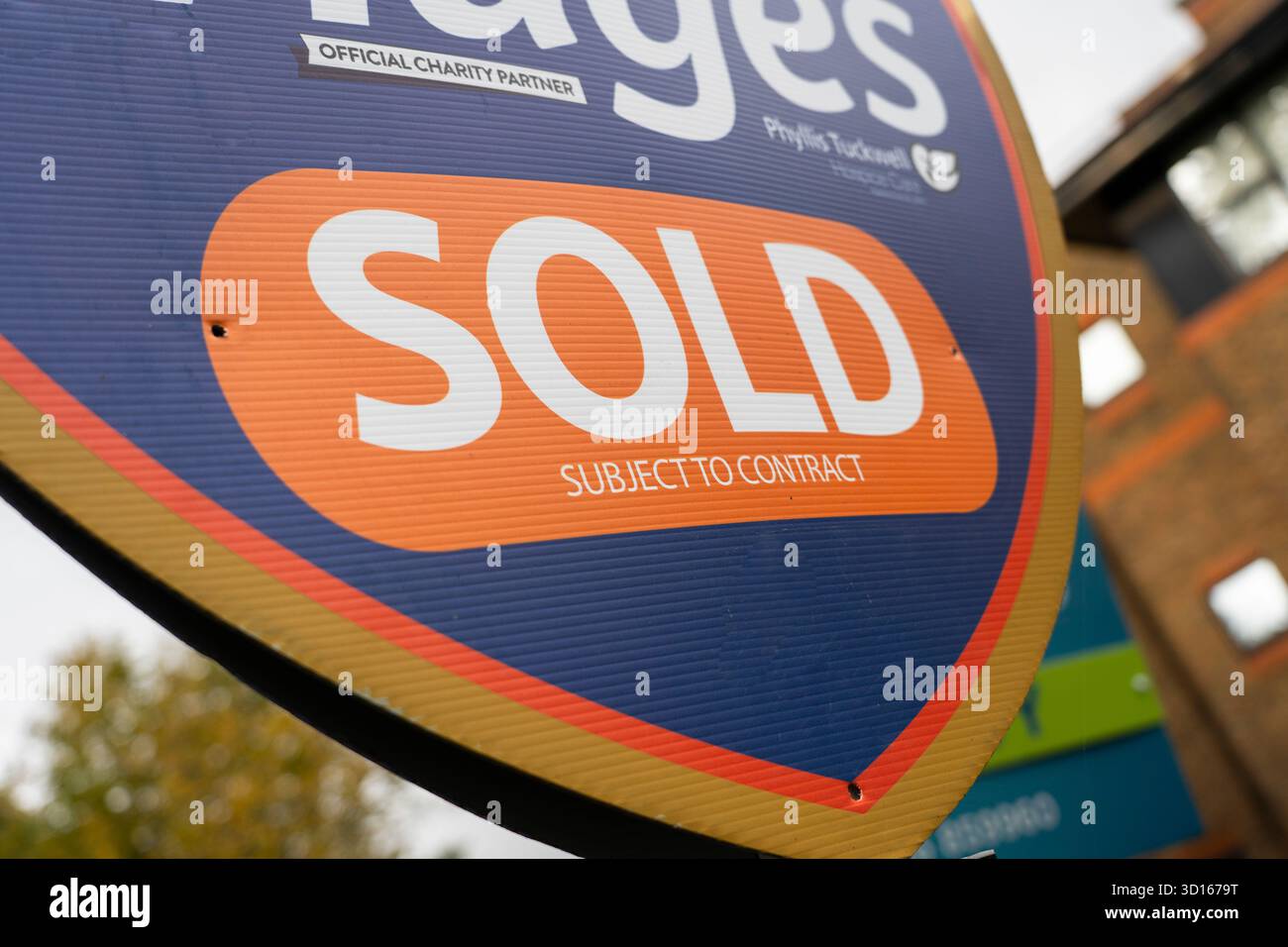 Verkauftes Grundstücksschild von Bridges Immobilienmakler in Basingstoke, England. Konzept: Wohnungsverkauf, Hypothekenzinsen, Wohnungsmarkt, Immobilienverkauf, Zinssätze Stockfoto