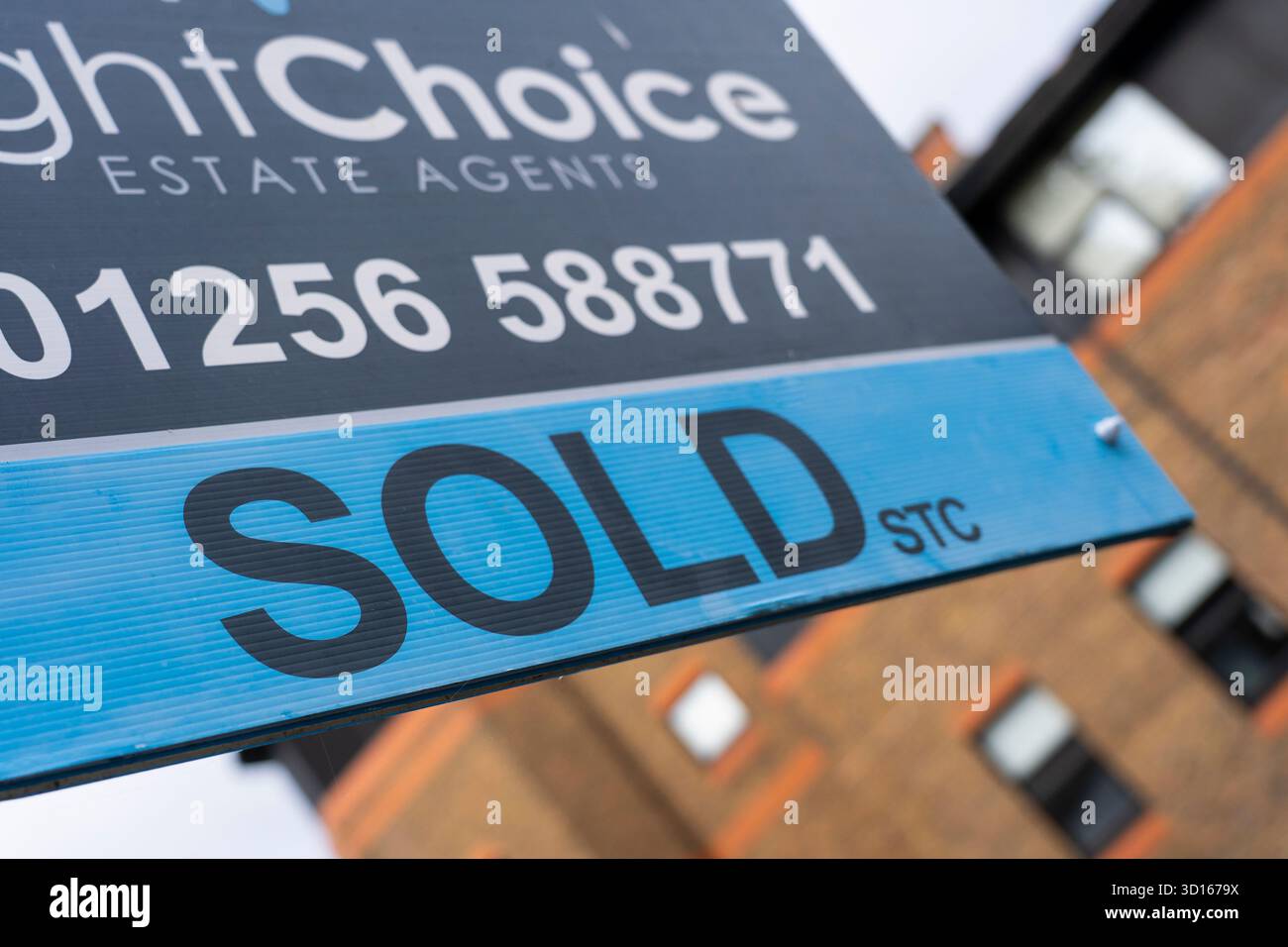 Verkauftes Schild von RightChoice Immobilienmakler in Basingstoke, England. Konzept: Wohnungsverkauf, Hypothekenzinsen, Wohnungsmarkt, Immobilienverkauf, Zinssätze Stockfoto