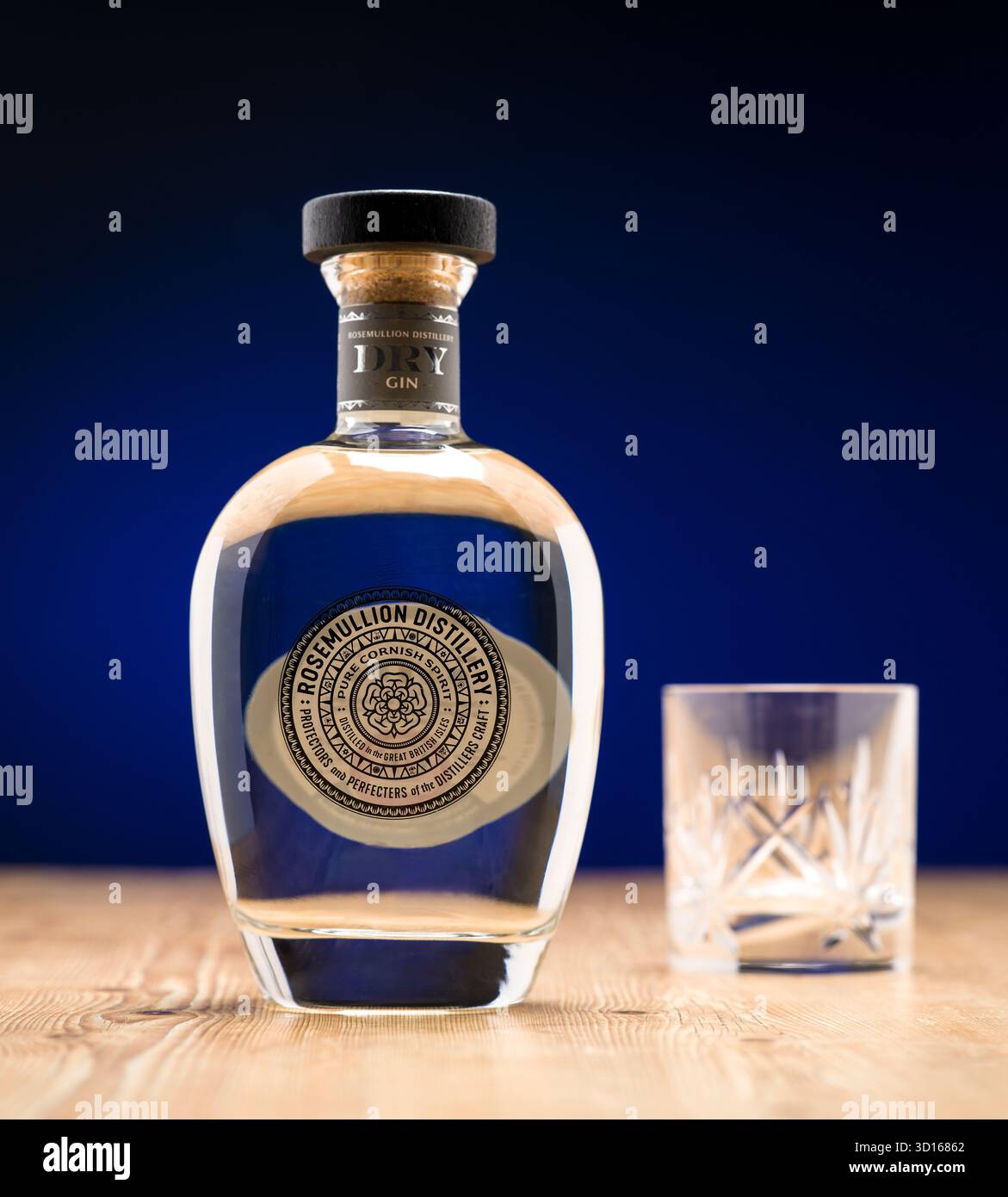 ROSEMULLION DRY GIN FLASCHE ROSEMULLION DESTILLERIE Stockfoto