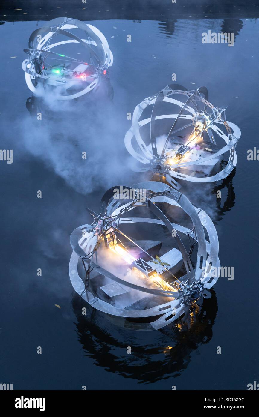 Dudley, West Midlands, Großbritannien. Oktober 2025. Eine faszinierende Flotte von drei beleuchteten, schwimmenden Skulpturen, Water Bots, an der Dudley No.2-Kanal-Kreuzung am Windmill End in der Nähe von Dudley im Herzen des industriellen Black Country, West Midlands. Der Künstler Michael Candy hat Water Bots als bahnbrechende Fusion von Kunst und Technik geschaffen. Es ist vom industriellen Erbe der Region West Midland inspiriert und wurde von Birmingham Open Media in Auftrag gegeben. Quelle: Peter Lopeman/Alamy Live News Stockfoto