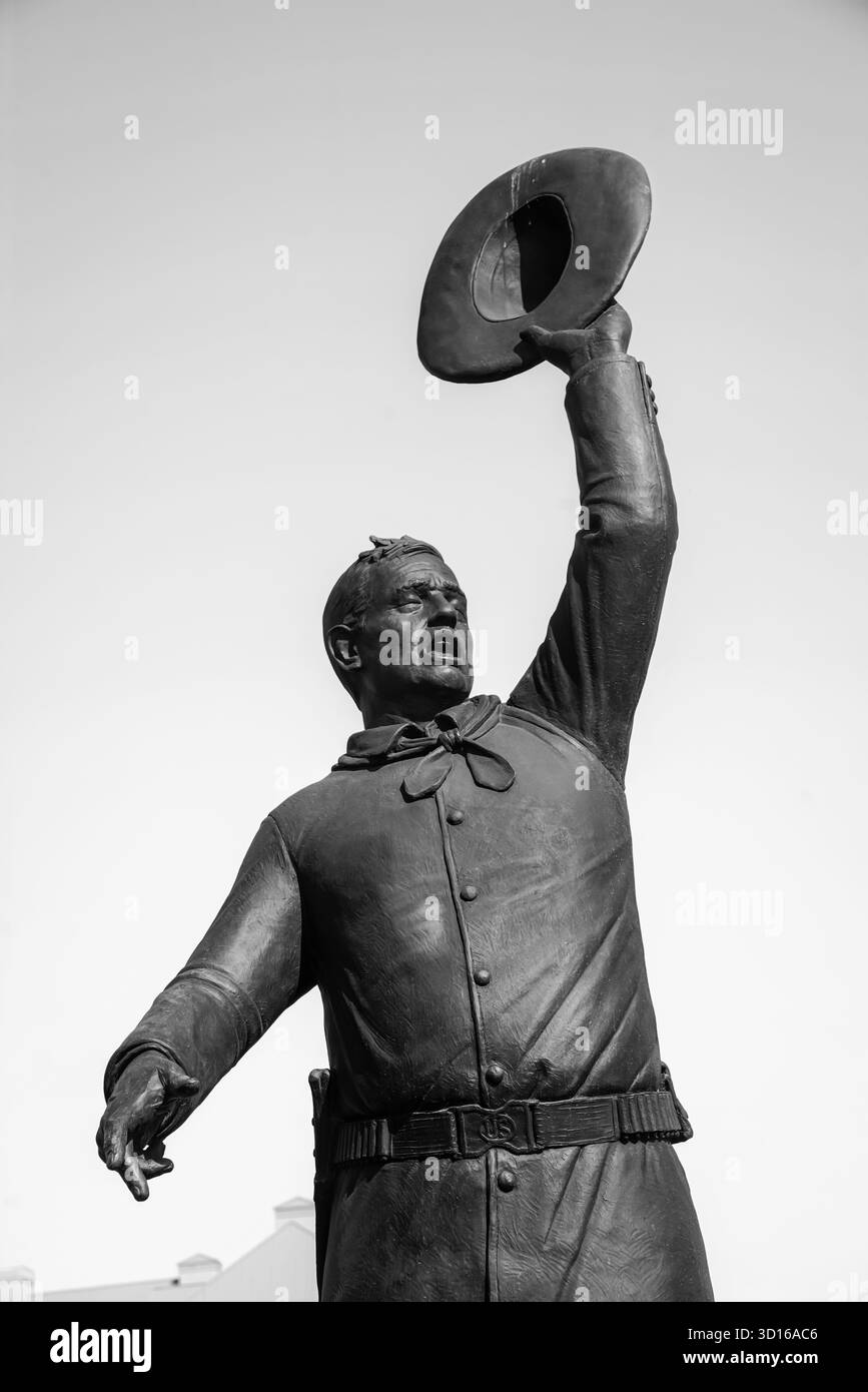 Schwarz-weiß-Bild eines Bronze-Pioniers, der beim Centennial Land Run Monument seinen Hut zum Gruß hebt, steht für Mut und westliche Feier Stockfoto