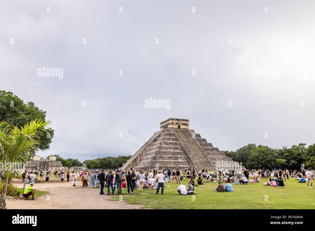 Am Fuße des Tempels von Kukulkán versammeln sich Menschenmassen während des Herbstnachtgleiche in Chichén Itzá, Yucatán, Mexiko. Stockfoto