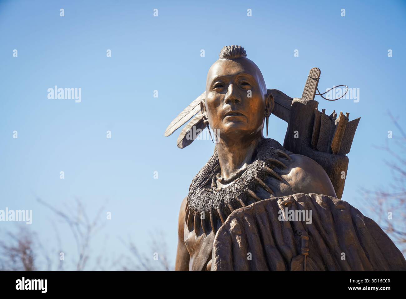 Eine Nahaufnahme der Chickasaw-Kriegerstatue in Bricktown, Oklahoma City, zeigt Ausdrucksmerkmale und kulturelle Elemente indigener Kunst. Stockfoto