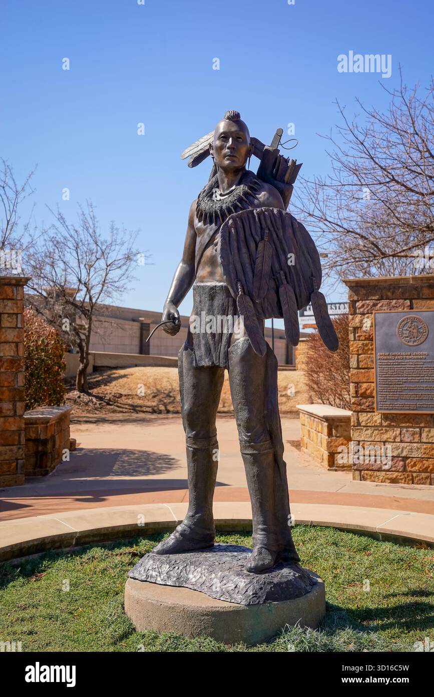 Die Chickasaw-Kriegerstatue mit dem Titel „Unbesiegt und unbesiegbar“ steht stolz in Bricktown und symbolisiert die Ausdauer der Indianer Stockfoto