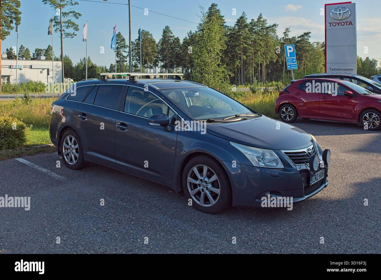 Horsbäck, Raasepori, Finnland - 2. August. 2025: Toyota Avensis STW 2,0 D-4D (2009) parken. Stockfoto