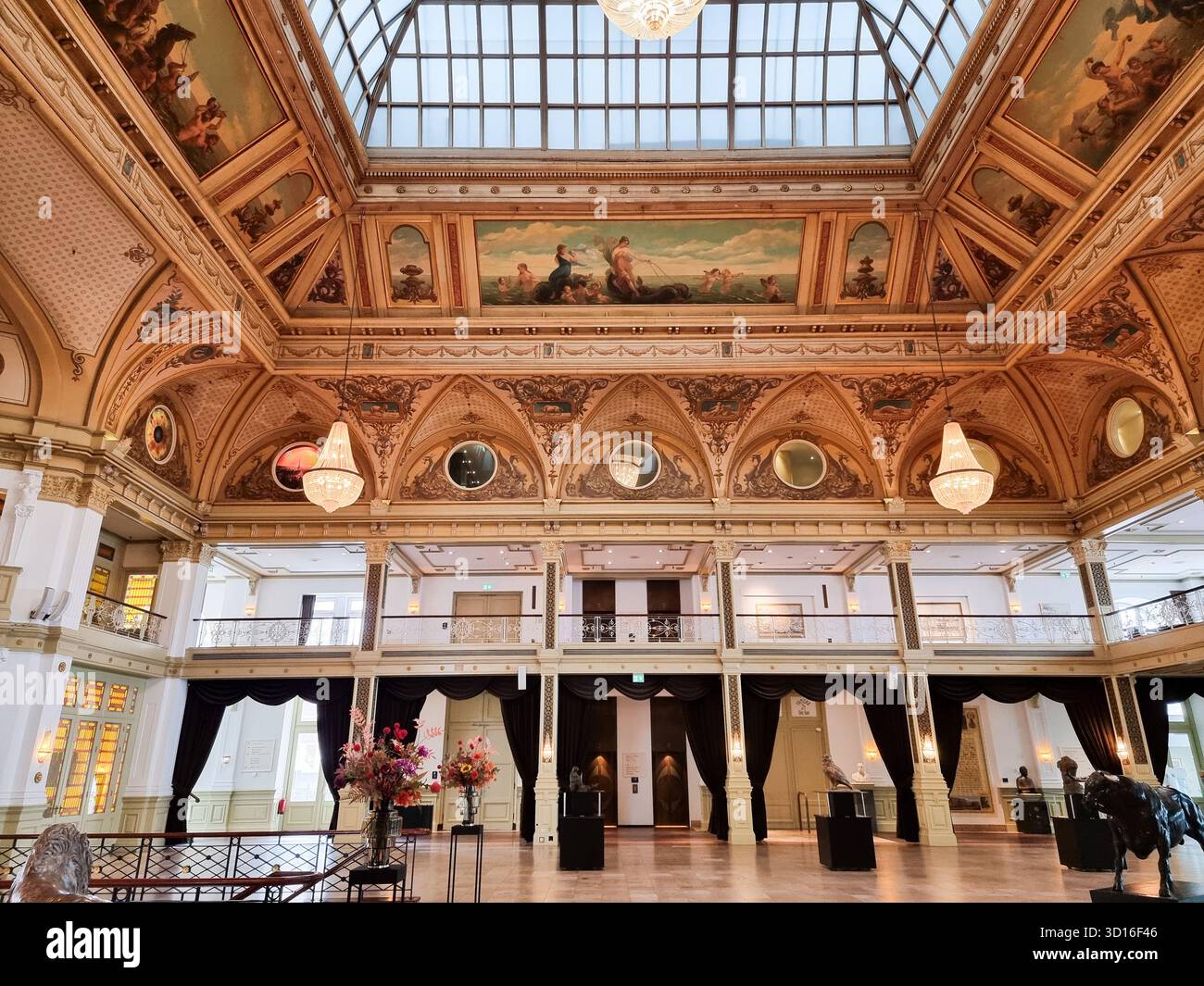 Majestätisches Interieur des Kurhauses Scheveningen, den Haag, Niederlande; monumentales Grand Hotel Amrâth Kurhaus - Smartphone-aufgenommenes Stockfoto
