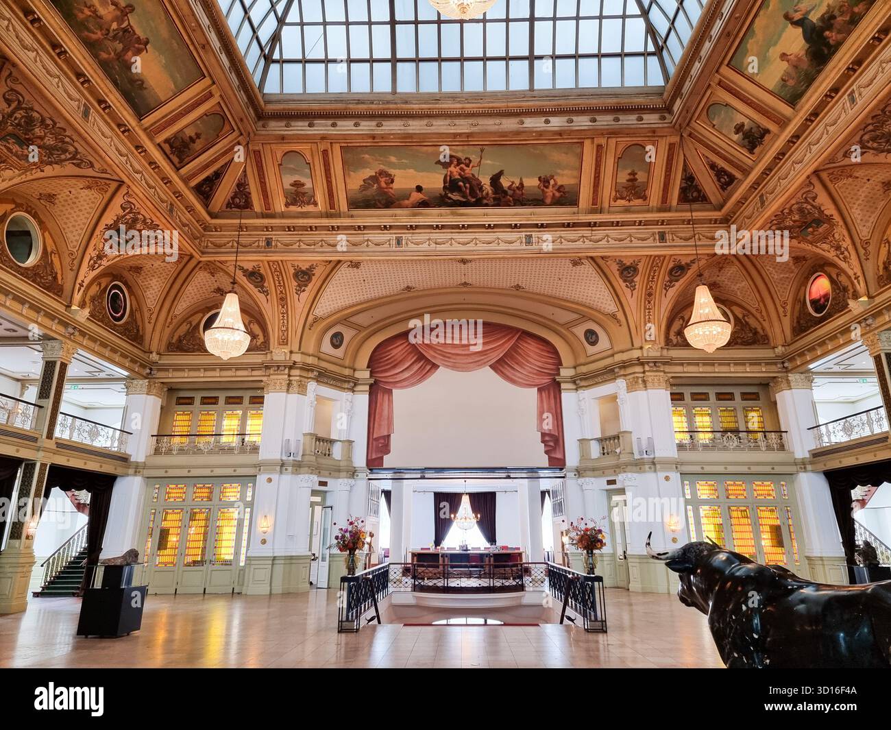 Majestätisches Interieur des Kurhauses Scheveningen, den Haag, Niederlande; monumentales Grand Hotel Amrâth Kurhaus - Smartphone-aufgenommenes Stockfoto