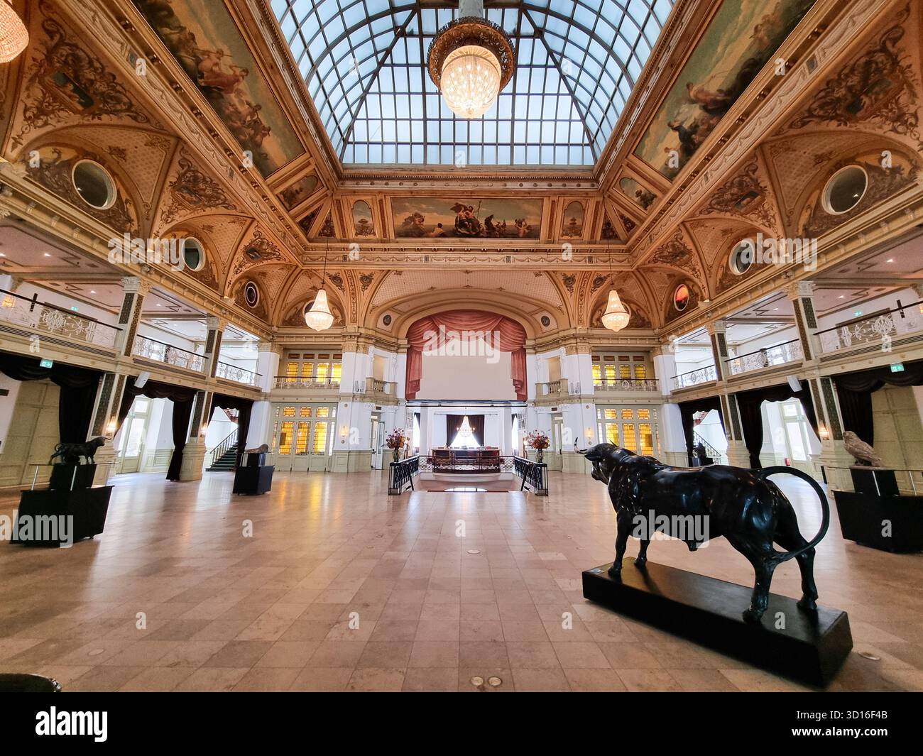 Majestätisches Interieur des Kurhauses Scheveningen, den Haag, Niederlande; monumentales Grand Hotel Amrâth Kurhaus - Smartphone-aufgenommenes Stockfoto