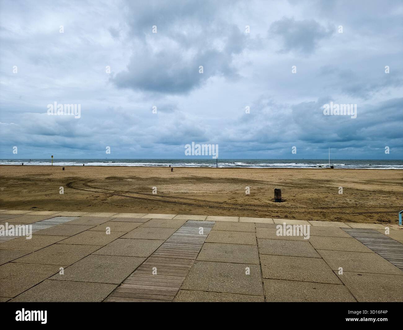 Sandstrand an der Nordsee in Scheveningen, den Haag, Niederlande mit dunklen Wolken, an einem Herbsttag; Nebensaison - Smartphone-aufgenommenes Stockfoto