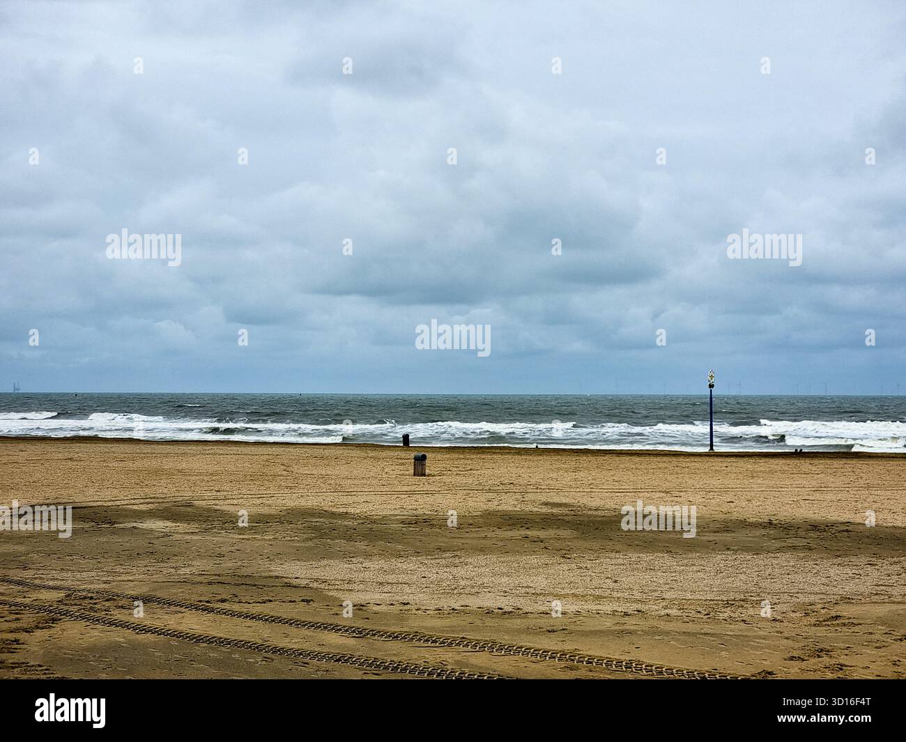 Sandstrand an der Nordsee in Scheveningen, den Haag, Niederlande mit dunklen Wolken, an einem Herbsttag; Nebensaison - Smartphone-aufgenommenes Stockfoto
