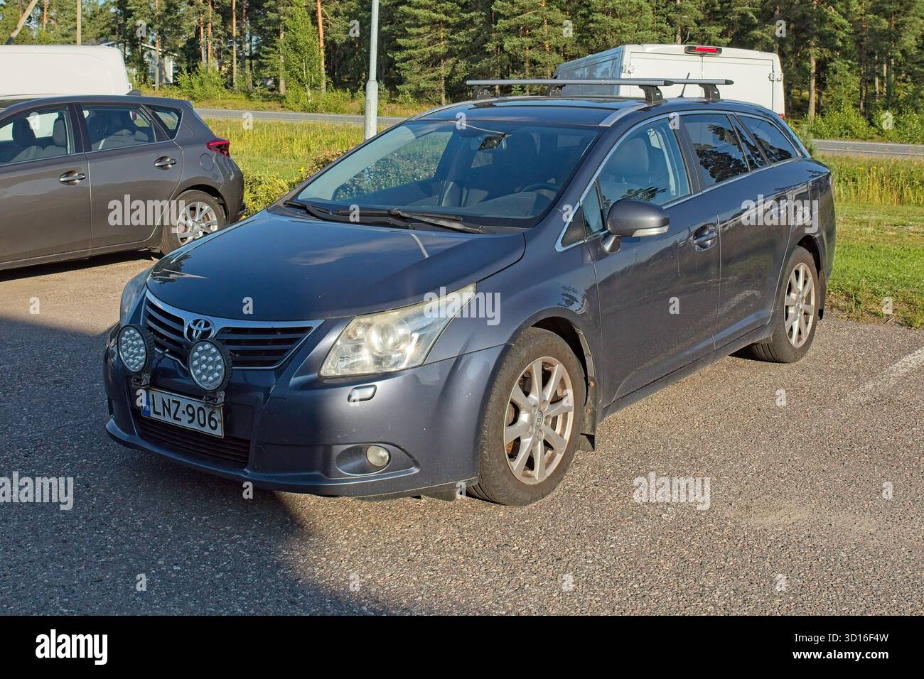 Horsbäck, Raasepori, Finnland - 2. August. 2025: Toyota Avensis STW 2,0 D-4D (2009) parken. Stockfoto