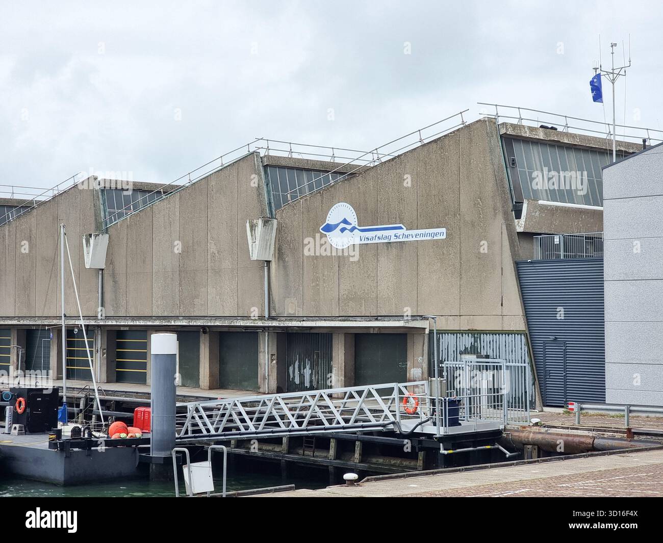 Gebäude/Hallen der Fischauktion in Scheveningen, den Haag, Niederlande (Visafslag Scheveningen) - Smartphone-aufgenommenes Stockfoto