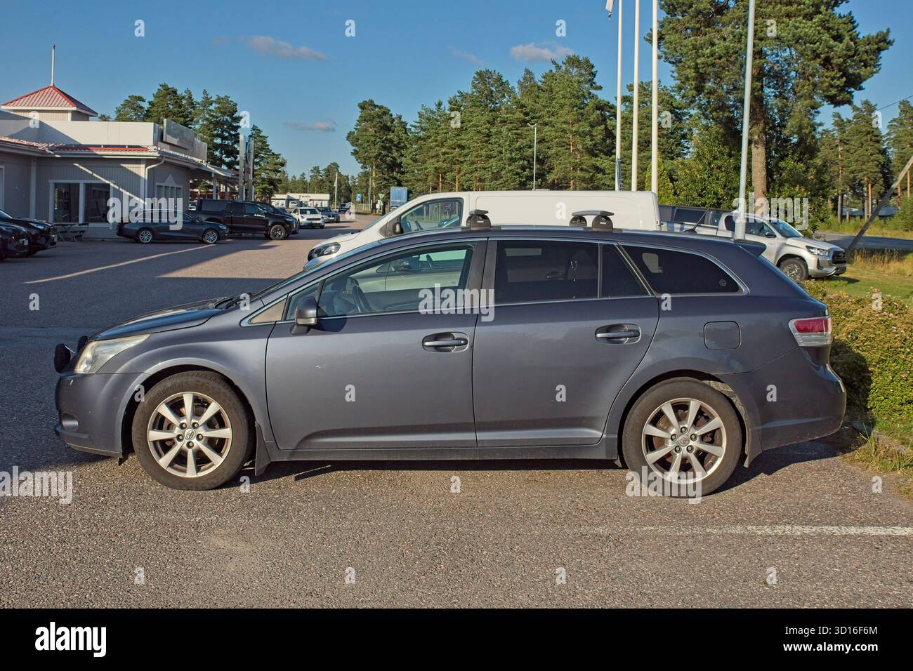 Horsbäck, Raasepori, Finnland - 2. August. 2025: Toyota Avensis STW 2,0 D-4D (2009) parken. Stockfoto