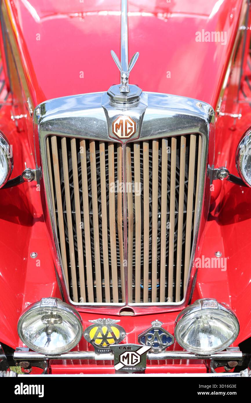 Roter Frontgrill mit Vintage-MG-Car-Lack Stockfoto