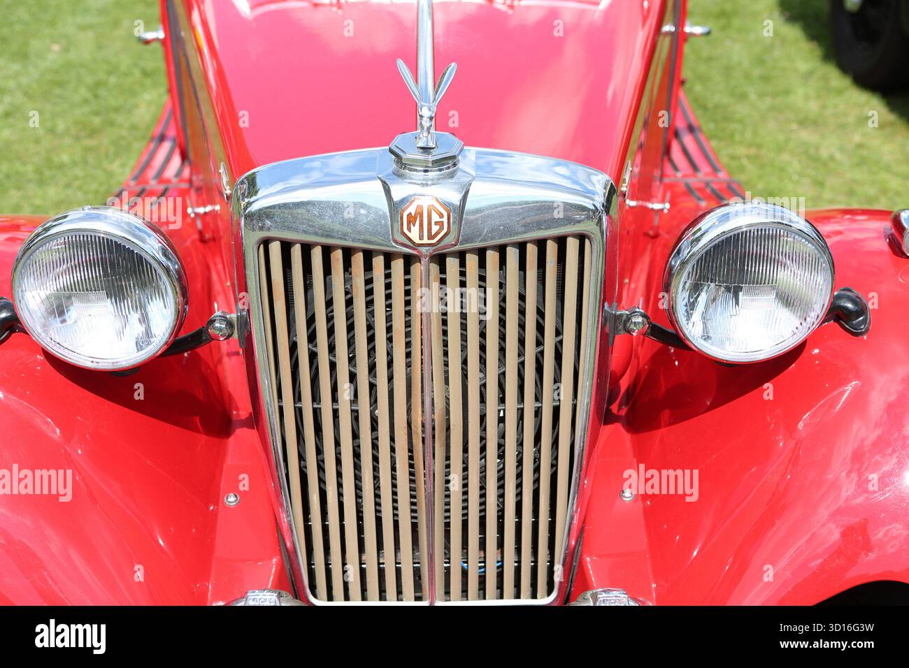 Roter Frontgrill mit Vintage-MG-Car-Lack Stockfoto