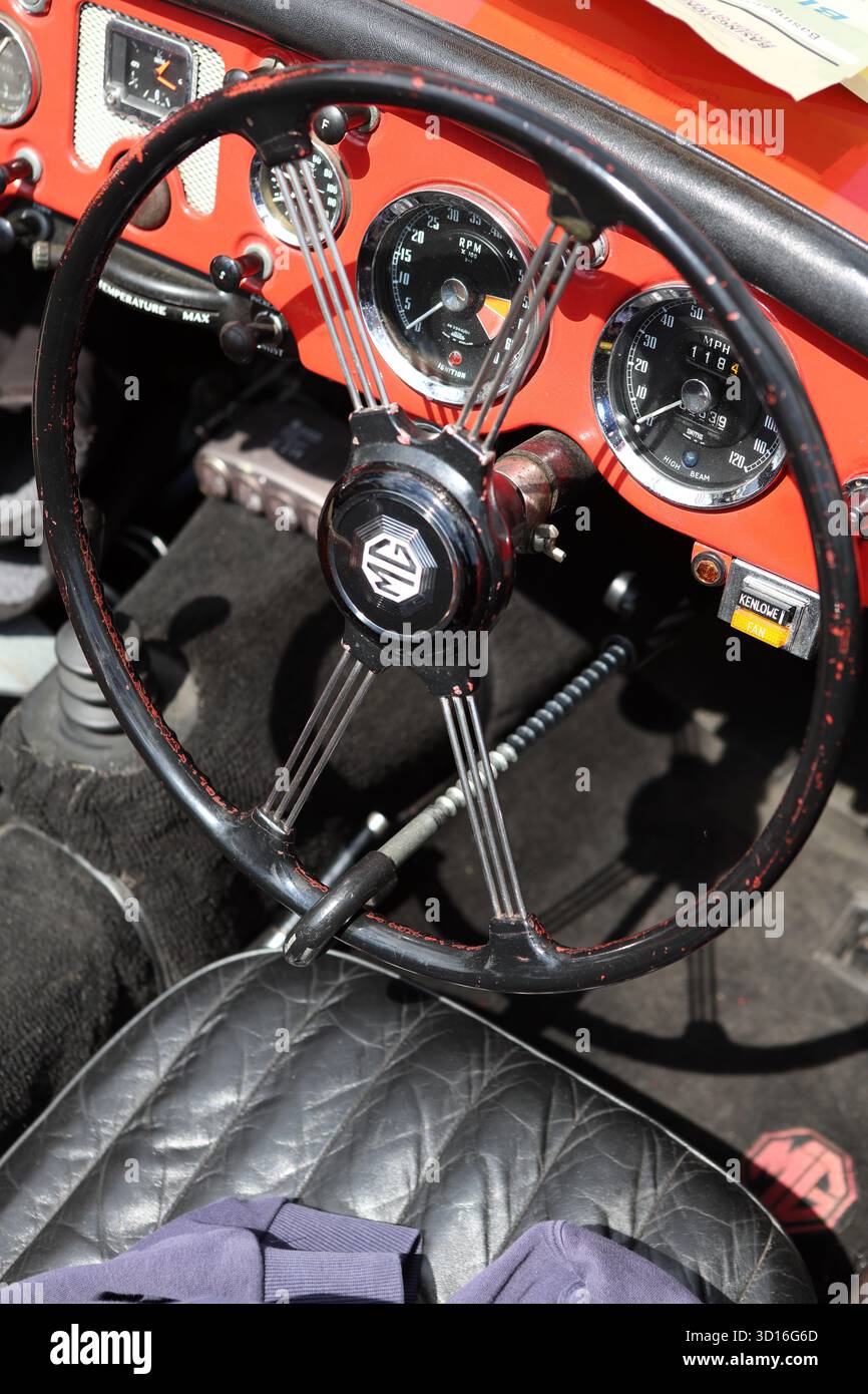 Roter Oldtimer-Lack für Armaturenbrett und Lenkradtachometer und Kraftstoffanzeige Stockfoto