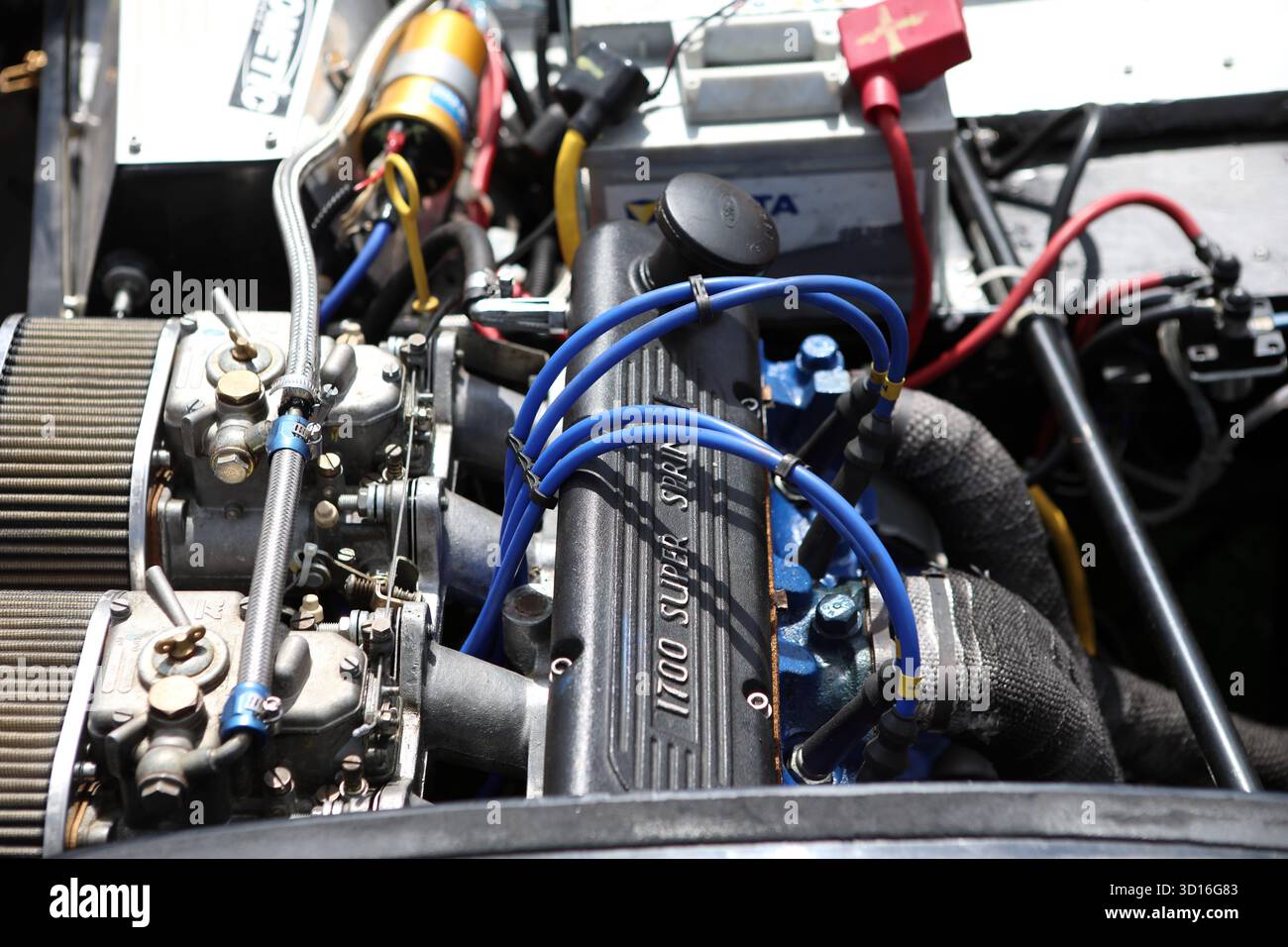 Motorraumansicht der Komponenten und Komponenten unter der Motorhaube des Fahrzeugs Stockfoto