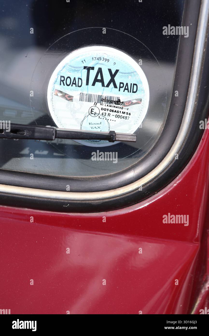Steuerscheibe auf Oldtimer-Windschutzscheibe Konzept Straßensteuer gezahltes DVLA-Analogsystem Stockfoto