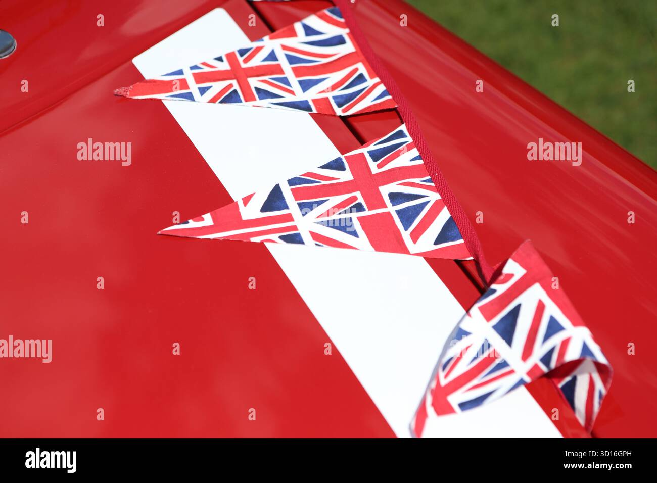 Union Jacks über Oldtimer-Miniauto-Konzept Großbritannien britische Automobilhersteller Stockfoto