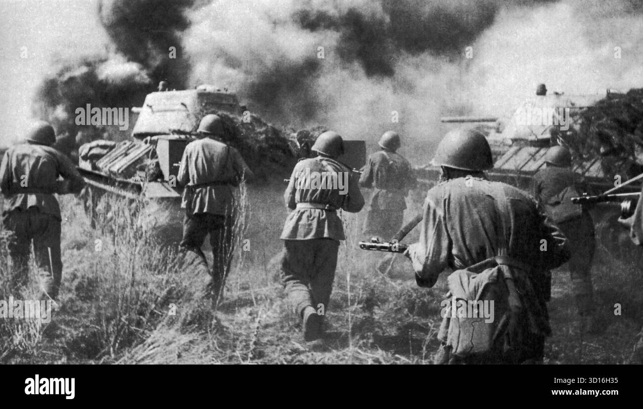 PROKHOROVKA, RUSSLAND - 12. Juli 1943 - sowjetische Truppen an der Woronesch-Front hinter T-34-Panzern während eines Gegenangriffs auf die deutsche Armee in der Schlacht bei Prochorovka während der größeren Schlacht bei Kursk im Zweiten Weltkrieg - Foto: Geopix/Juri A Alekseev Stockfoto