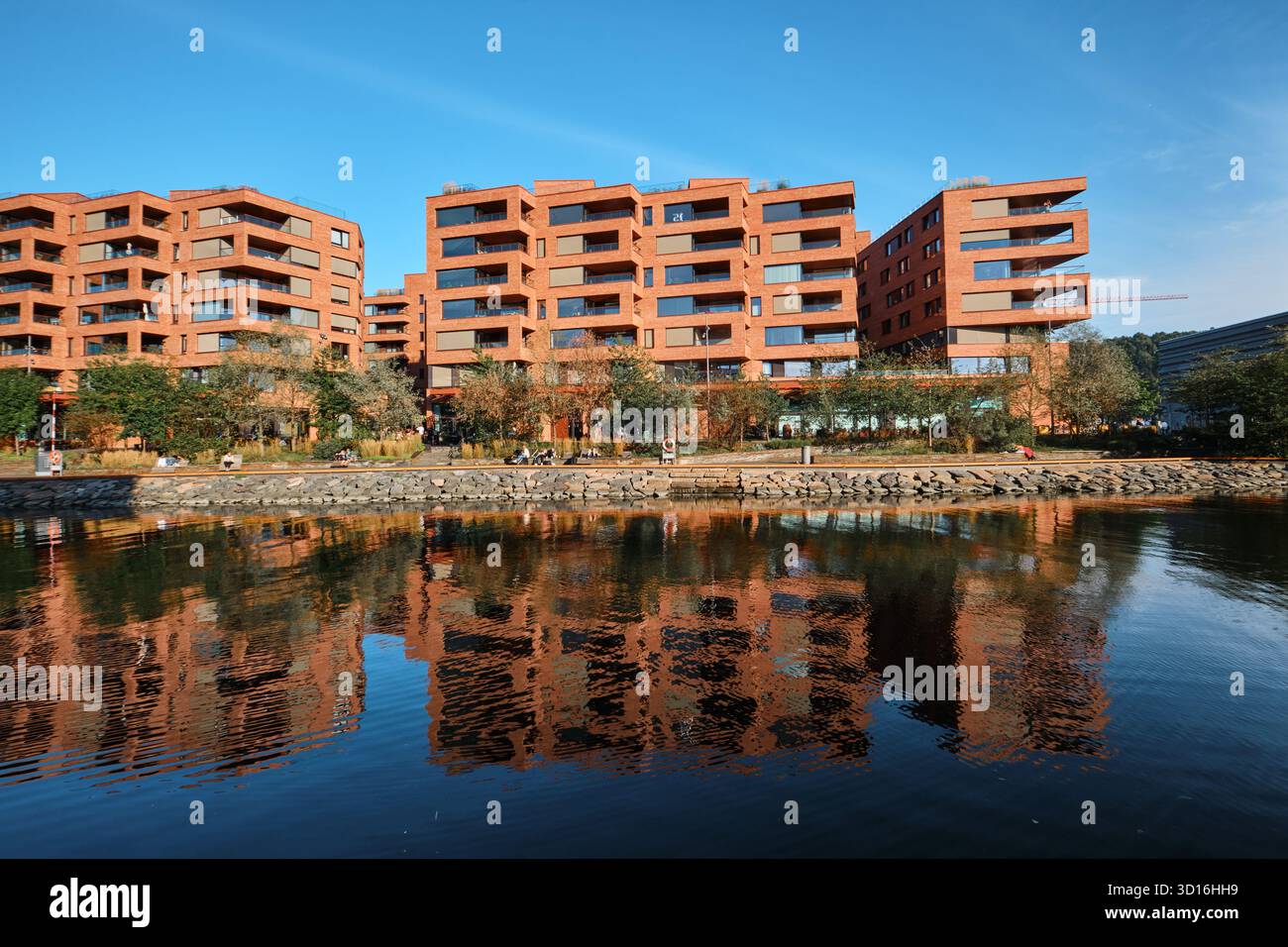 Oslo, Norwegen - 7. September 2025: Der Wohnkomplex Munch Brygge verfügt über eine moderne rote Backsteinfassade, die von Lund Slaatto Architects entworfen wurde Stockfoto