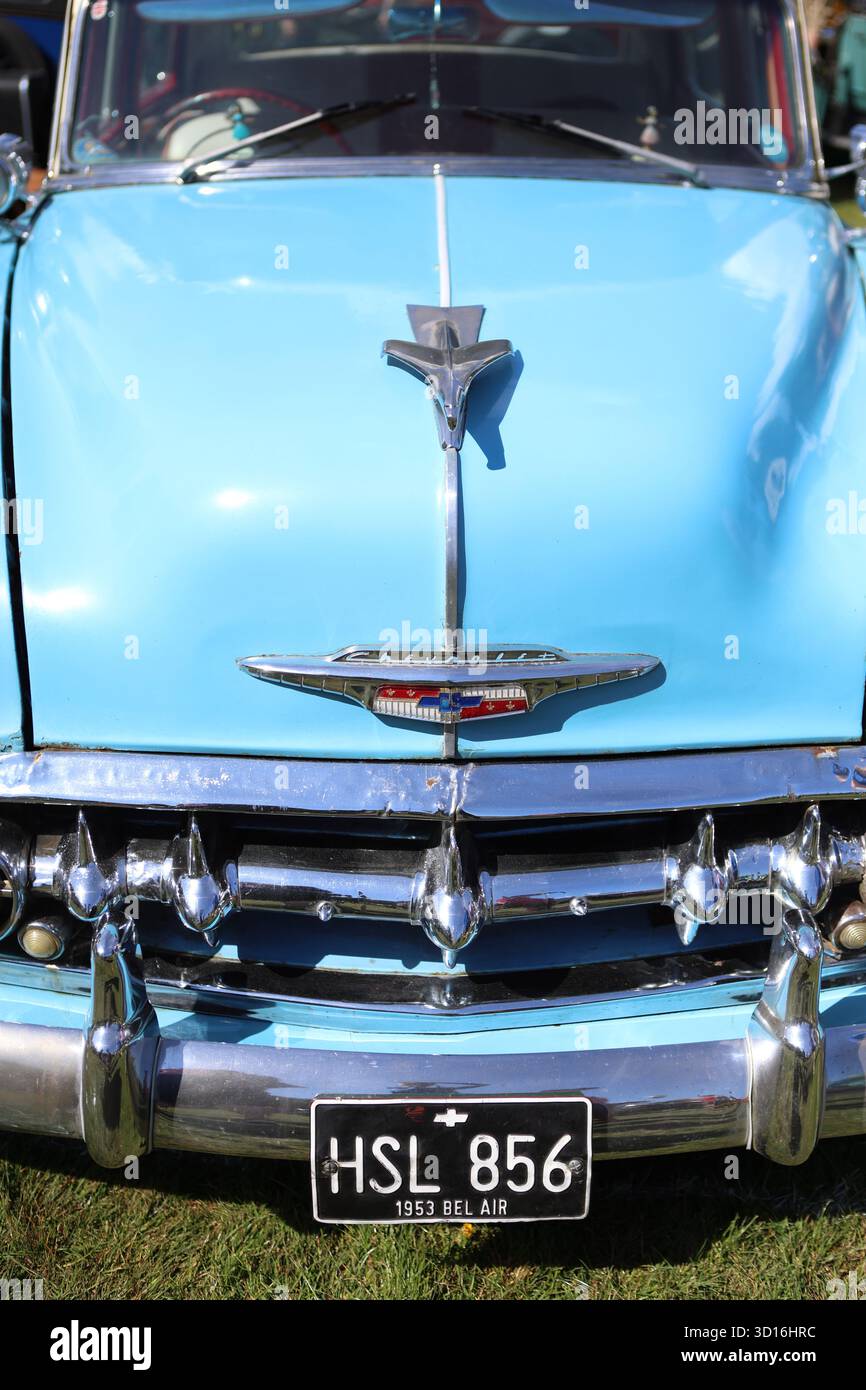 Vintage American Chevrolet Chevy Bel Air 1953 Automobil Auto blassblau Lack Motorhaube Chrom Kotflügel Stoßfänger Stockfoto