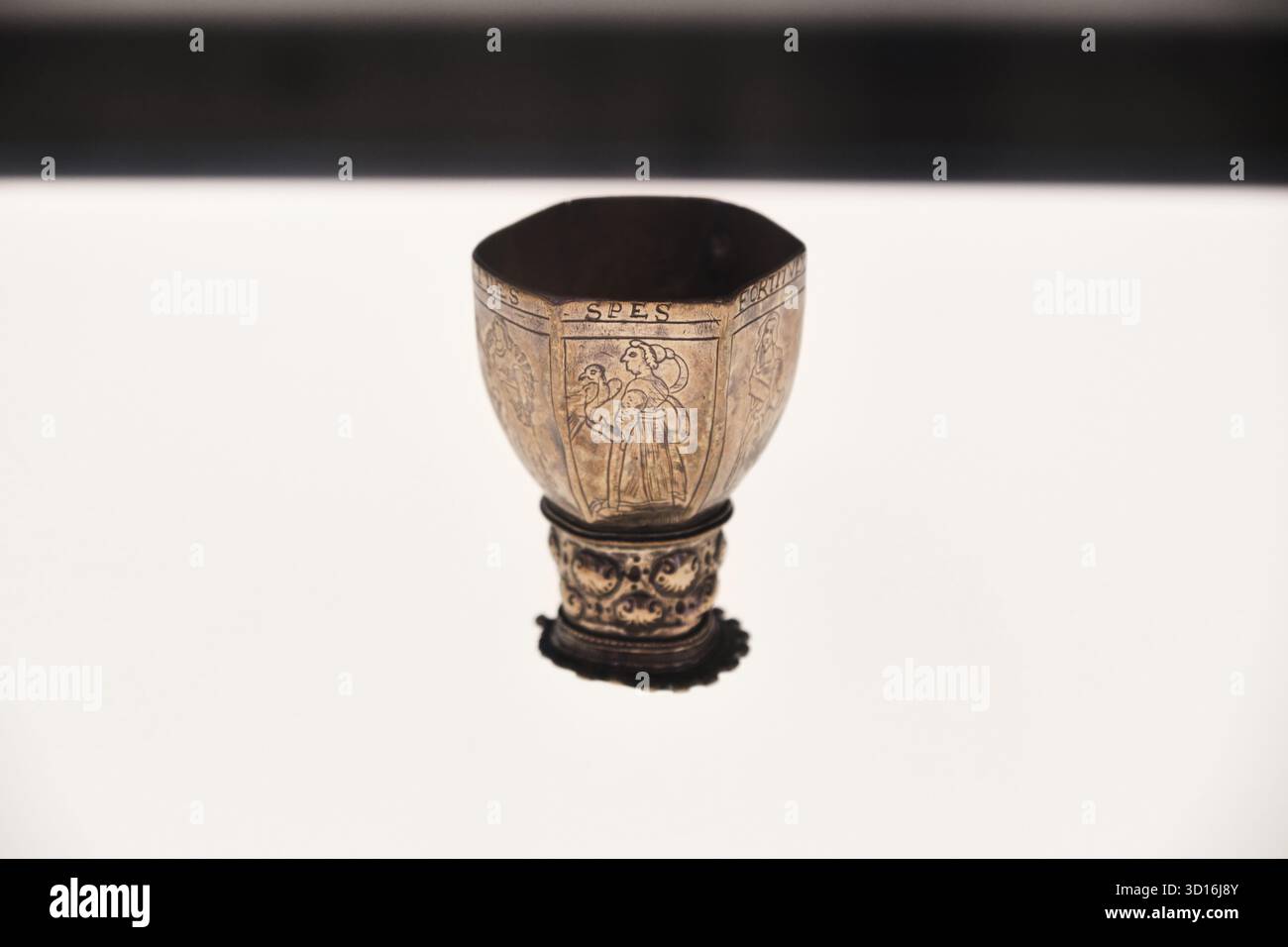 Oslo, Norwegen - 9. September 2025: Silberbecher mit Stichen von weiblichen Figuren im Norwegischen Museum für Kulturgeschichte Stockfoto