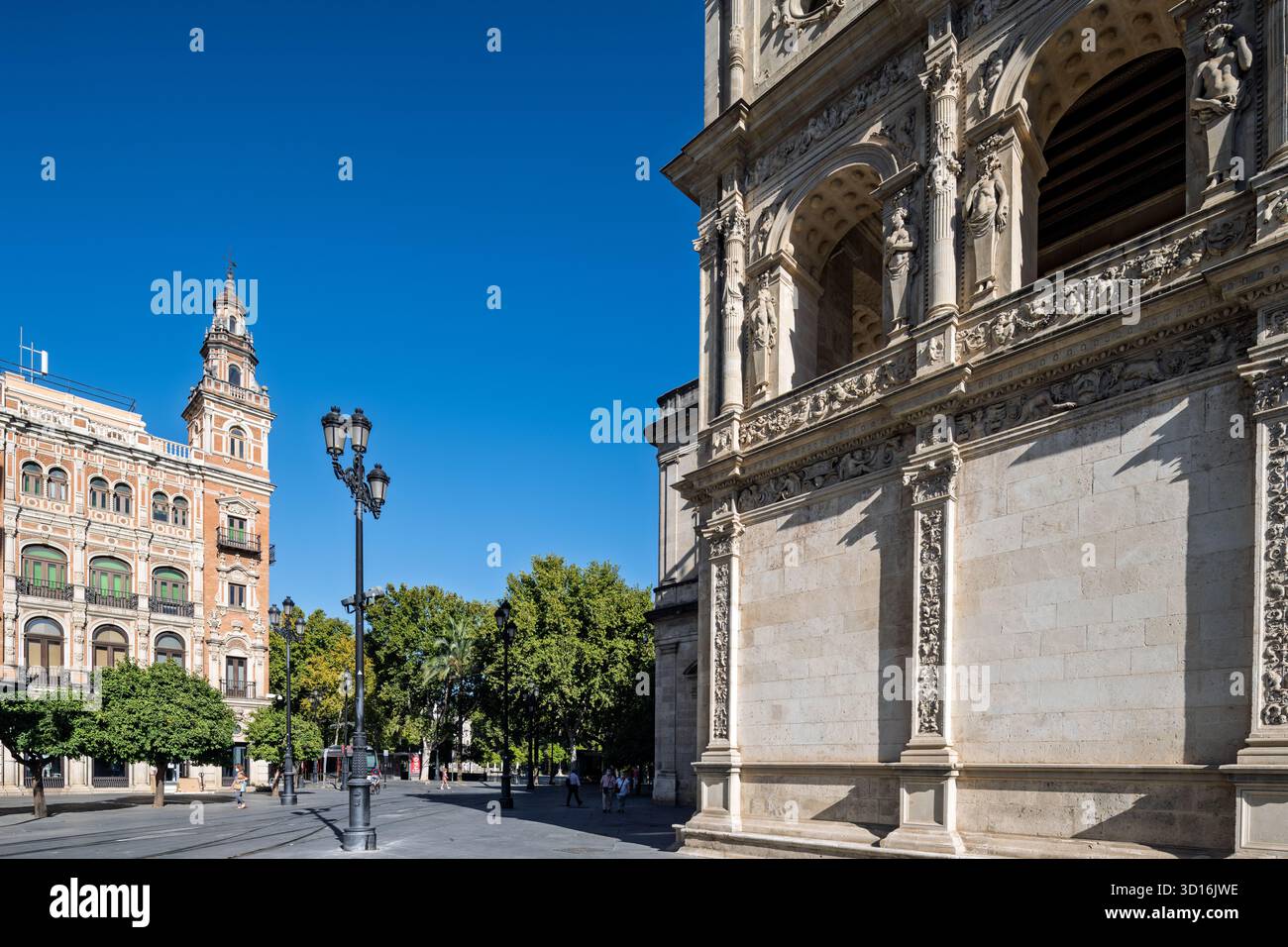 Auf der Plaza Nueva in Sevilla steht das Renaissance-Mauerwerk des Rathauses im Kontrast zum neobaroken Telefónica-Gebäude, das jahrhundertelangen Stolz der Bürger hervorhebt. Stockfoto