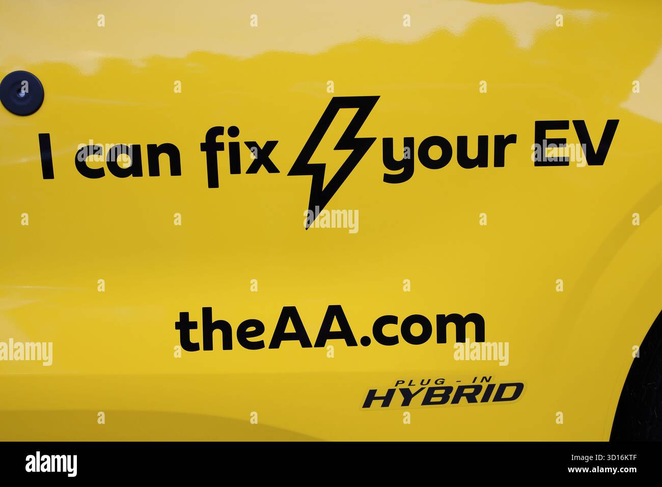 Der AA Automobile Association Patrouillenwagen gelb ich kann Ihr Elektrofahrzeug reparieren Stockfoto