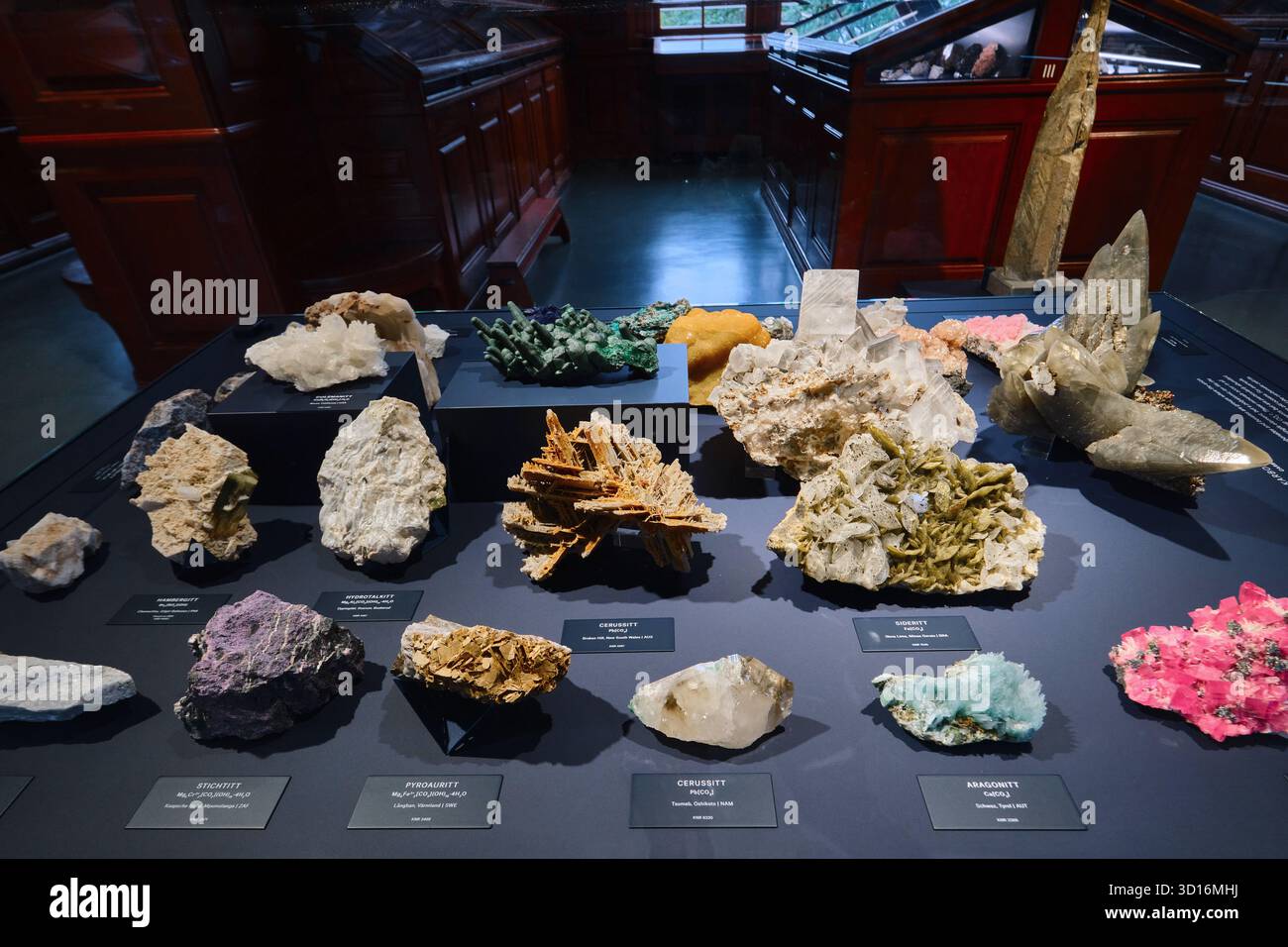 Oslo, Norwegen - 6. September 2025: Mineralsammlung im Naturkundemuseum von Oslo Stockfoto