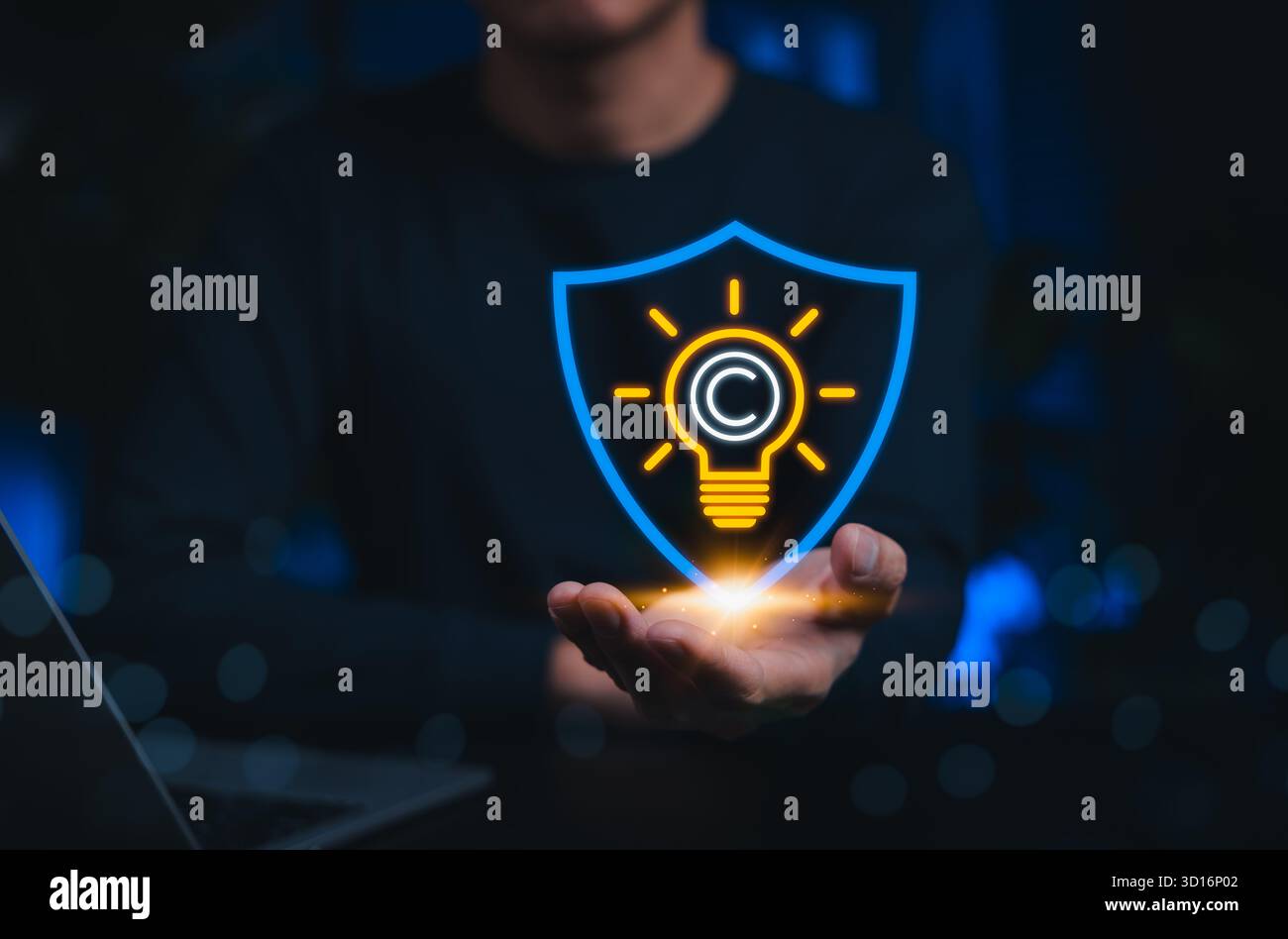 Konzept des Schutzes des geistigen Eigentums. Copyright-Symbol in Glühlampe und Schild. Symbole für juristische Dienstleistungen, Urheberrecht, digitale Rechte, Stockfoto