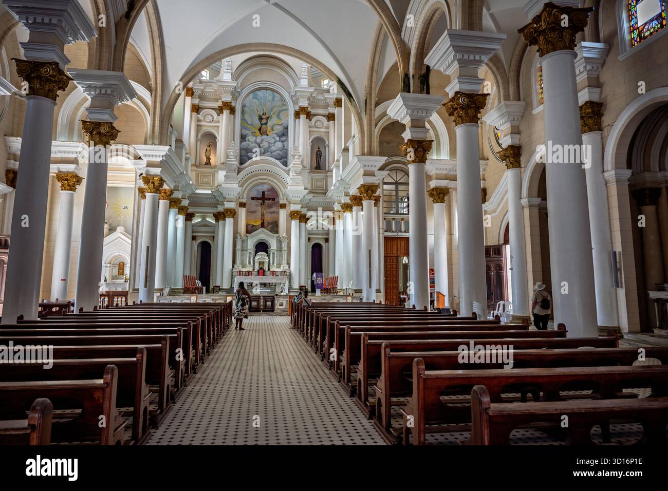 Ilheus, Brasilien -- 9. März 2025. Das Innere dieser Kathedrale ist mit Bänken, komplizierten Details und einem Gefühl von Frieden und Ehrfurcht ausgestattet Stockfoto
