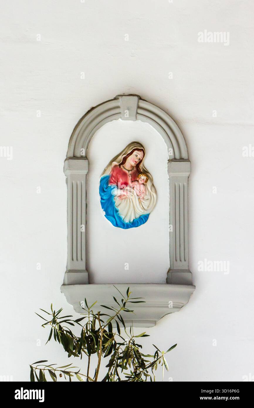 Jungfrau Maria und Kind in Arch Nische, religiöse Einrichtung für Hausaltar und katholischen Glauben Stockfoto