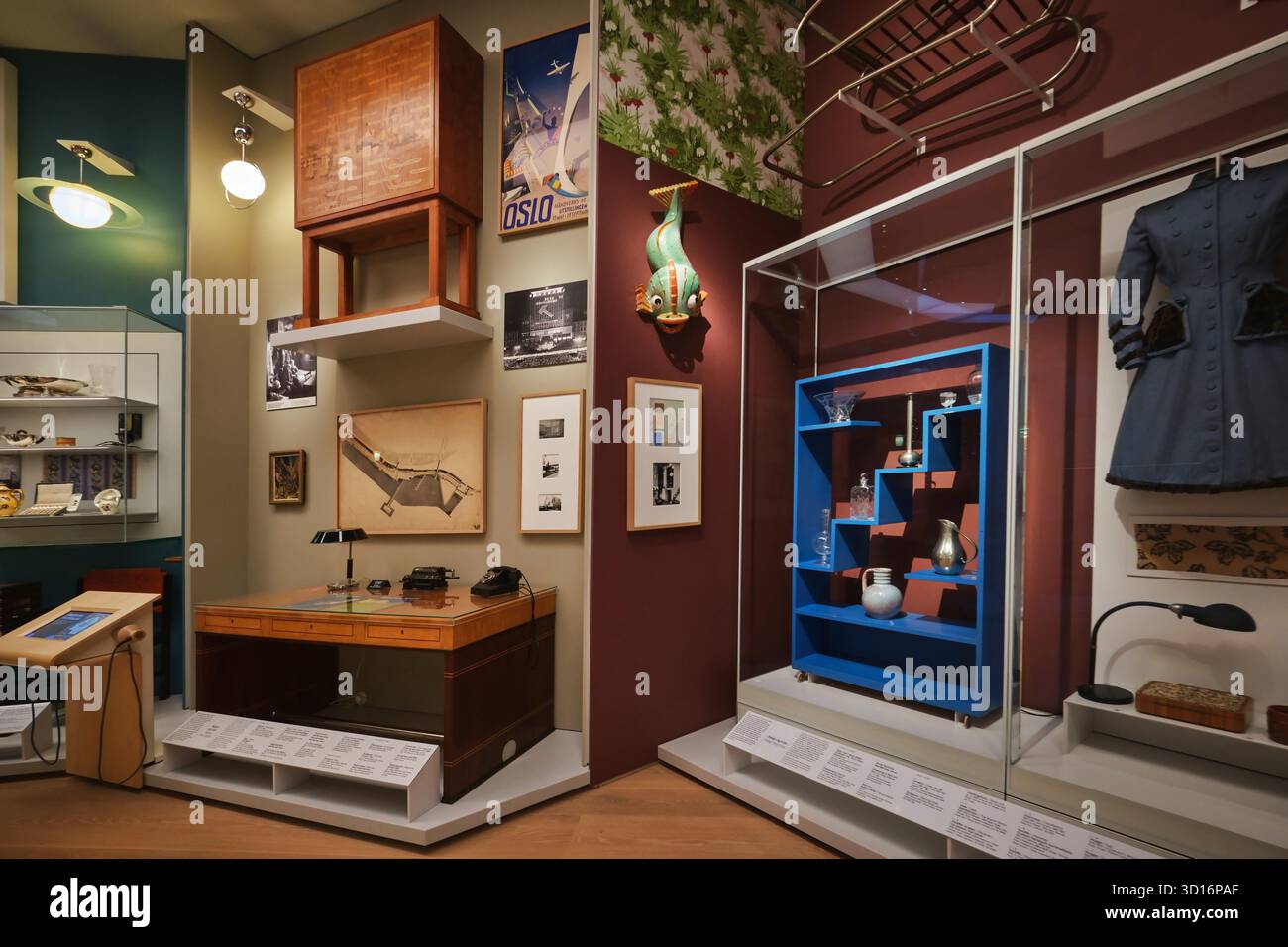 Oslo, Norwegen - 10. September 2025: Ausstellung skandinavischer Objekte und Designgegenstände im Nationalmuseum Oslo, Nasjonalmuseet Stockfoto