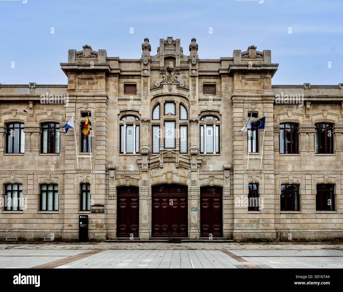 Fassade des Provinzmuseums von Pontevedra, Spanien, ein neoklassizistisches Steingebäude mit verzierten Fenstern, Flaggen und Bedeutung des kulturellen Erbes. Stockfoto