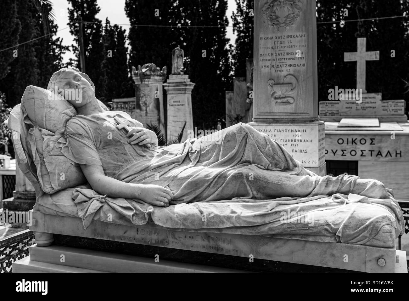 Marmor-Grabskulptur einer liegenden Frau mit einem Kreuz, bekannt als das schlafende Mädchen von Chalepa (Koimomeni), in Athen, Griechenland, Stockfoto