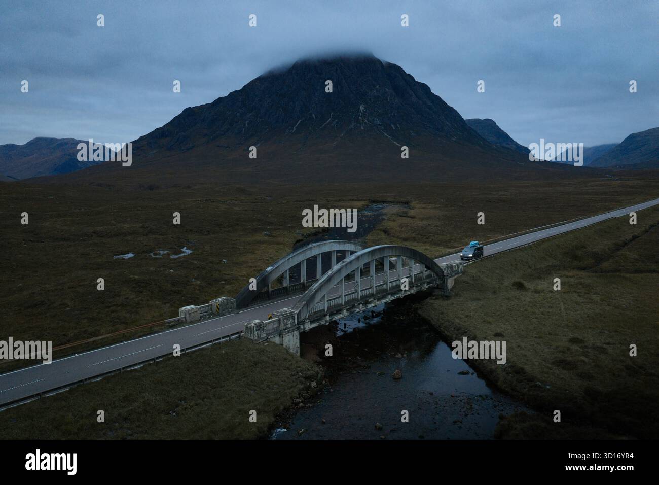 Fluss- und Straßenbrücke unter Buachaille Etive Mòr, Glencoe, schottische Highlands, an einem bewölkten Herbsttag. Stockfoto
